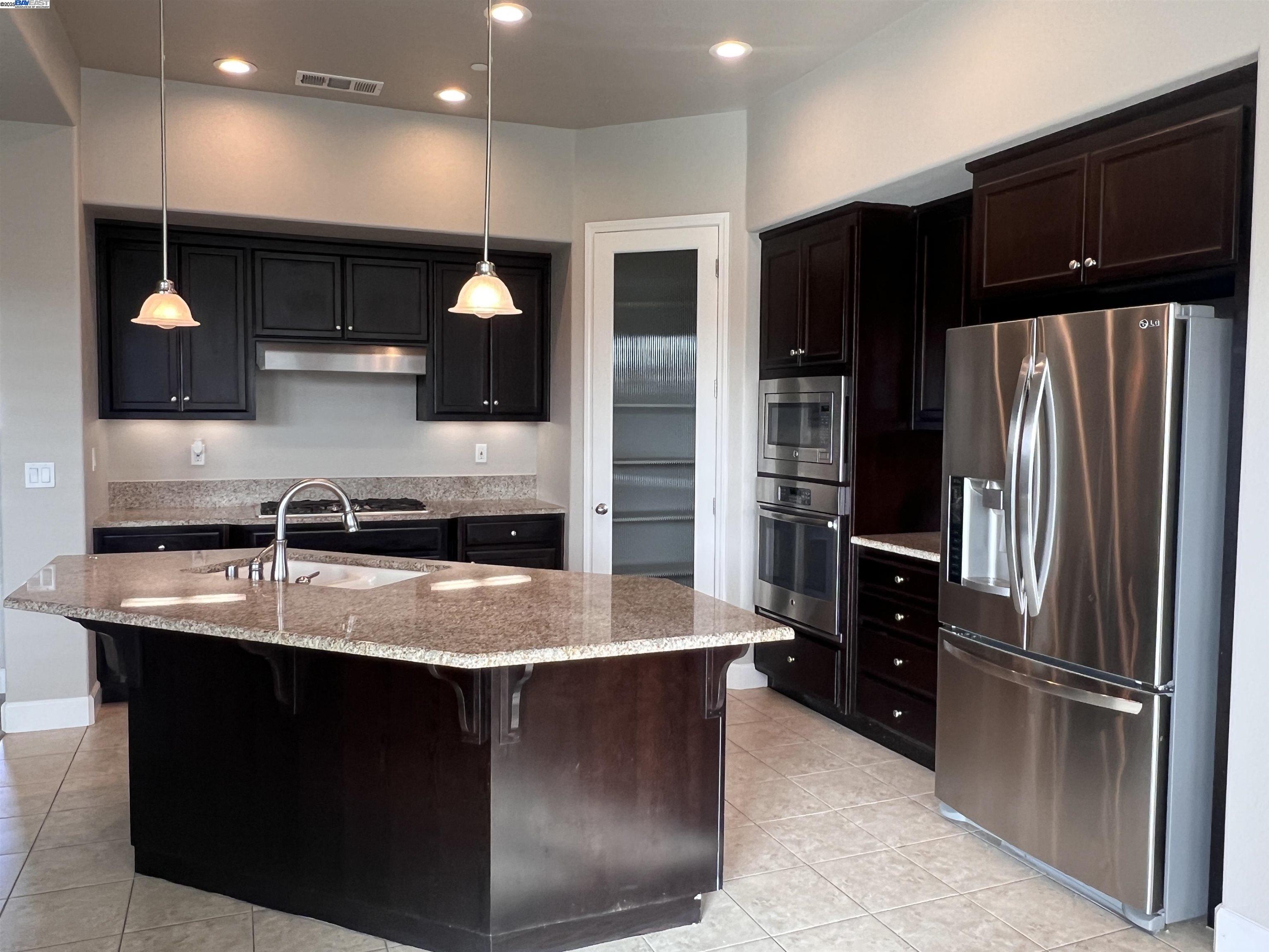 Detail Gallery Image 11 of 28 For 1110 Clearwater Creek Blvd, Manteca,  CA 95336 - 3 Beds | 2 Baths