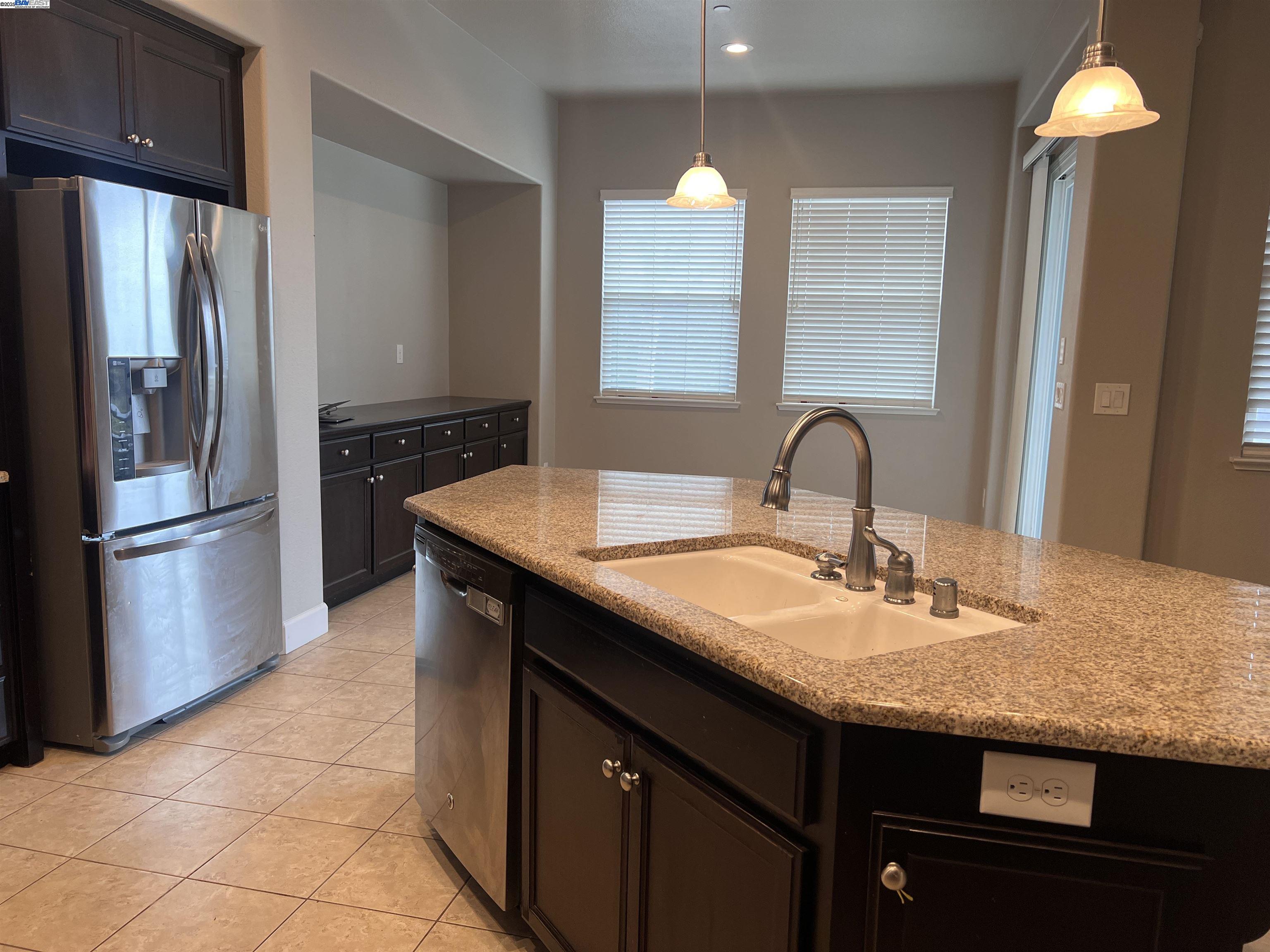 Detail Gallery Image 4 of 28 For 1110 Clearwater Creek Blvd, Manteca,  CA 95336 - 3 Beds | 2 Baths