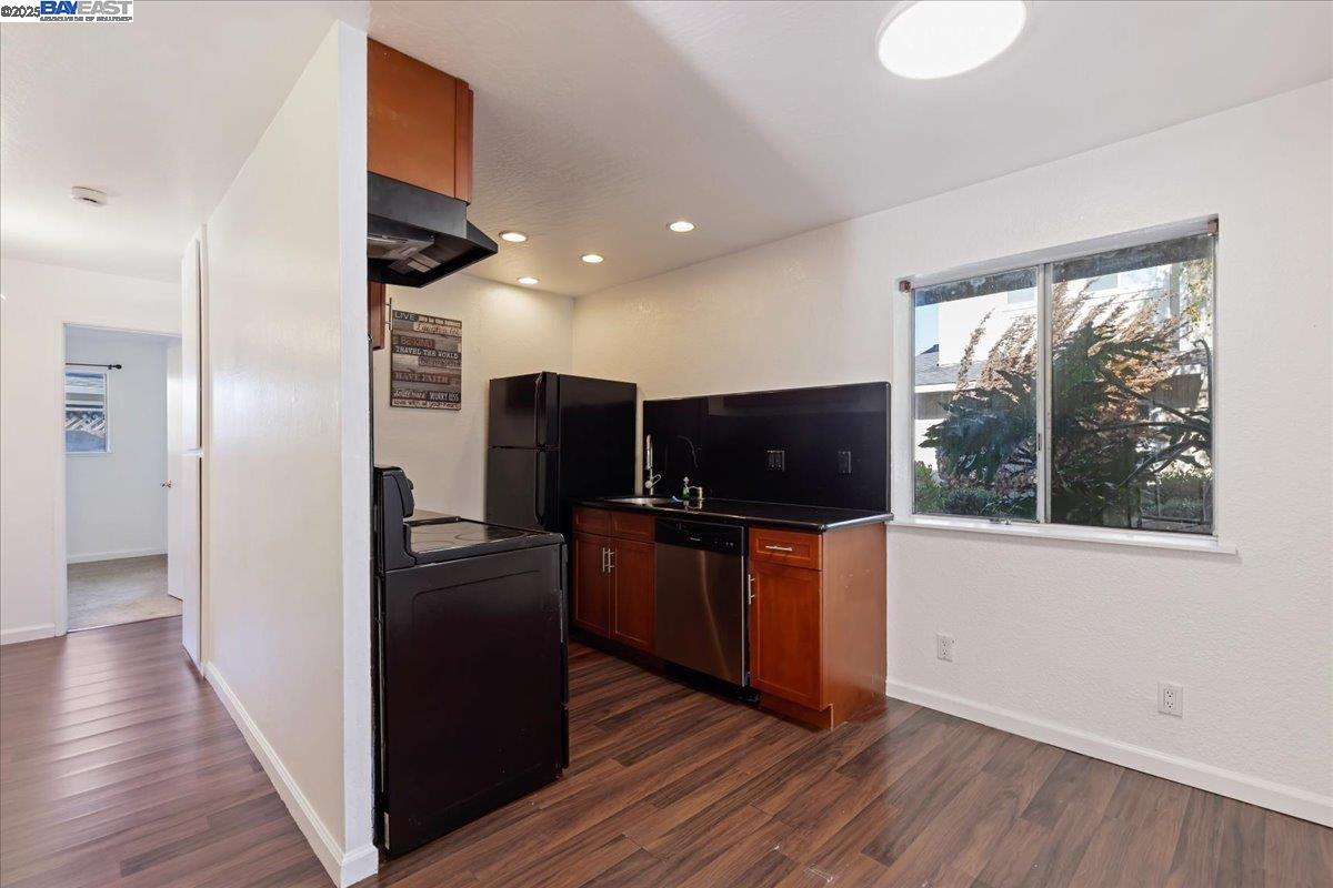 Detail Gallery Image 4 of 17 For 14653 Doolittle Drive, San Leandro,  CA 94577-6616 - 2 Beds | 2 Baths