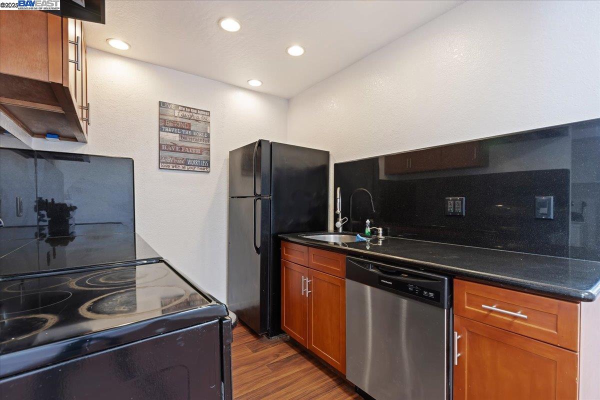 Detail Gallery Image 6 of 17 For 14653 Doolittle Drive, San Leandro,  CA 94577-6616 - 2 Beds | 2 Baths