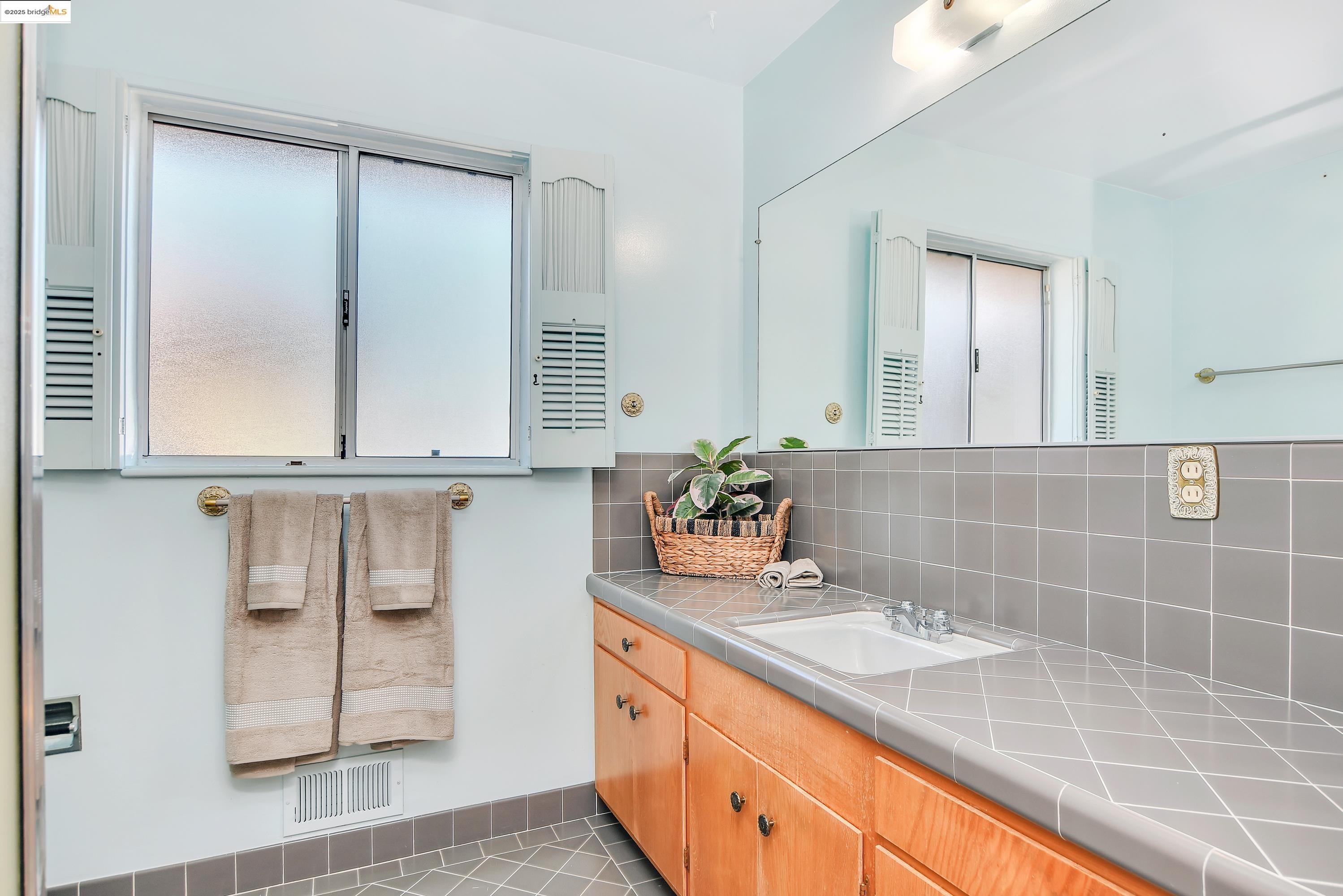 Detail Gallery Image 19 of 33 For 2266 Harborview Dr, San Leandro,  CA 94577 - 3 Beds | 2 Baths