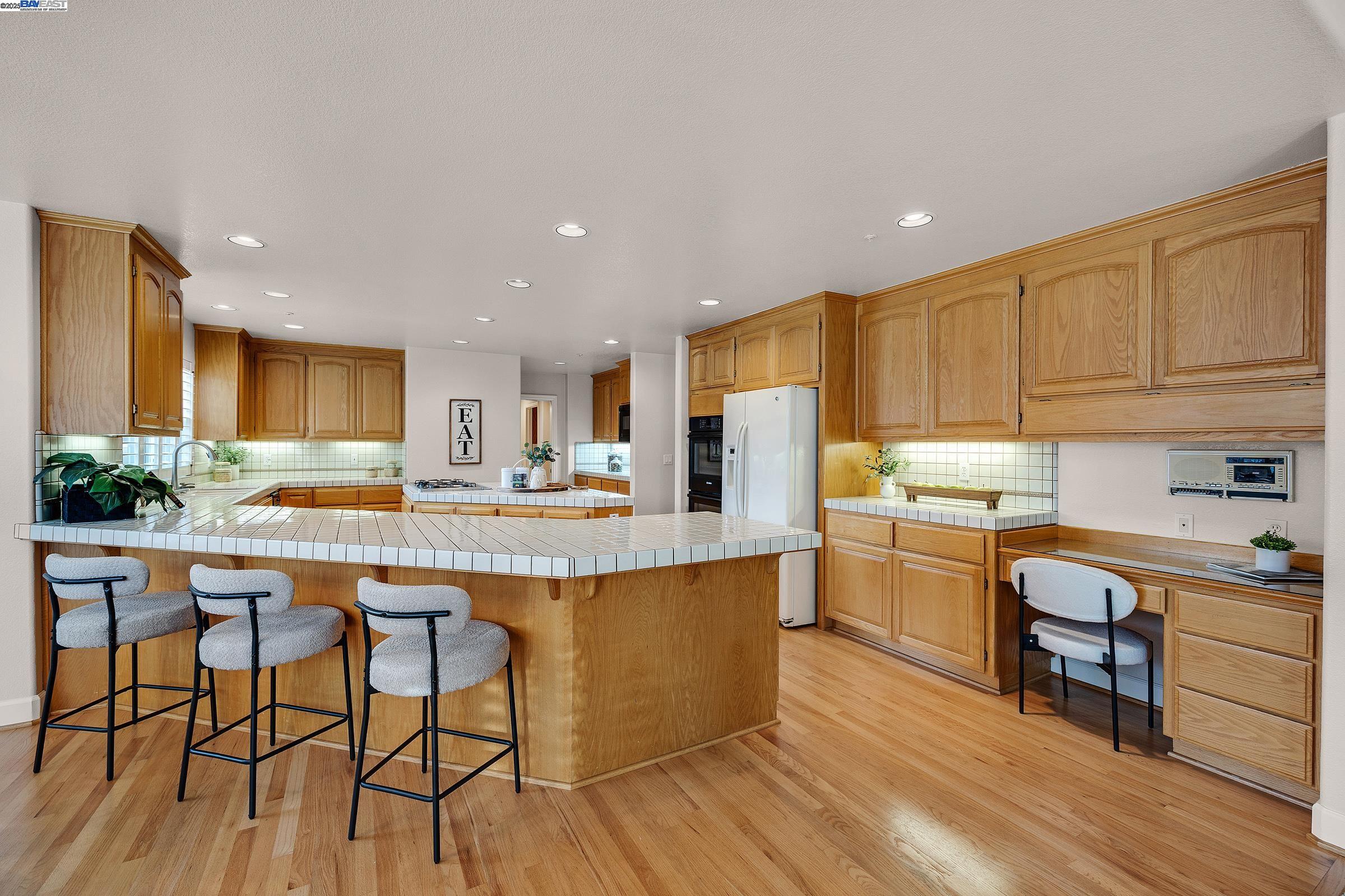 Detail Gallery Image 13 of 60 For 2215 Chardonnay Way, Livermore,  CA 94550 - 4 Beds | 3/3 Baths