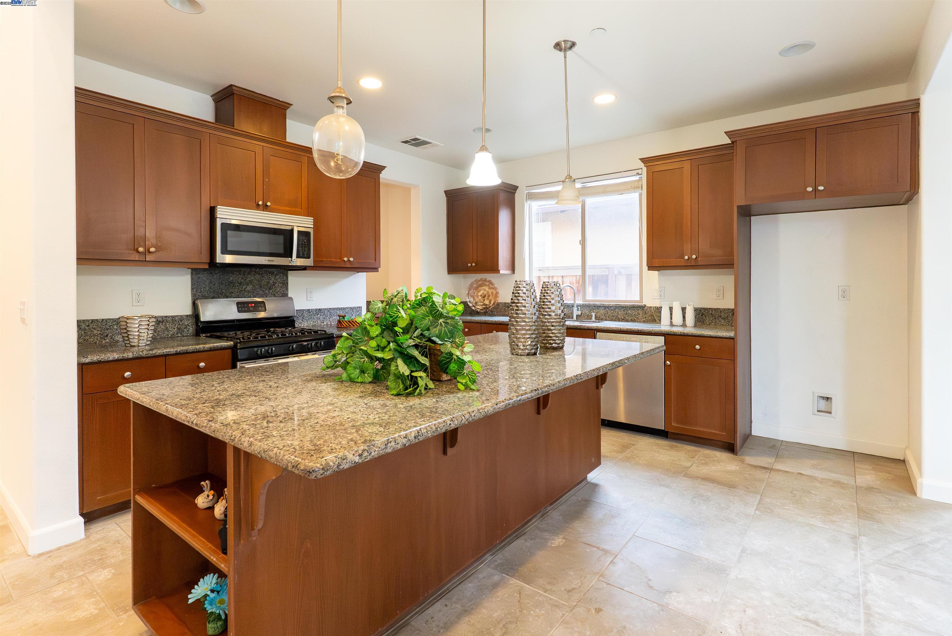 Detail Gallery Image 11 of 43 For 3630 Levanto Way, Manteca,  CA 95337 - 4 Beds | 3/1 Baths