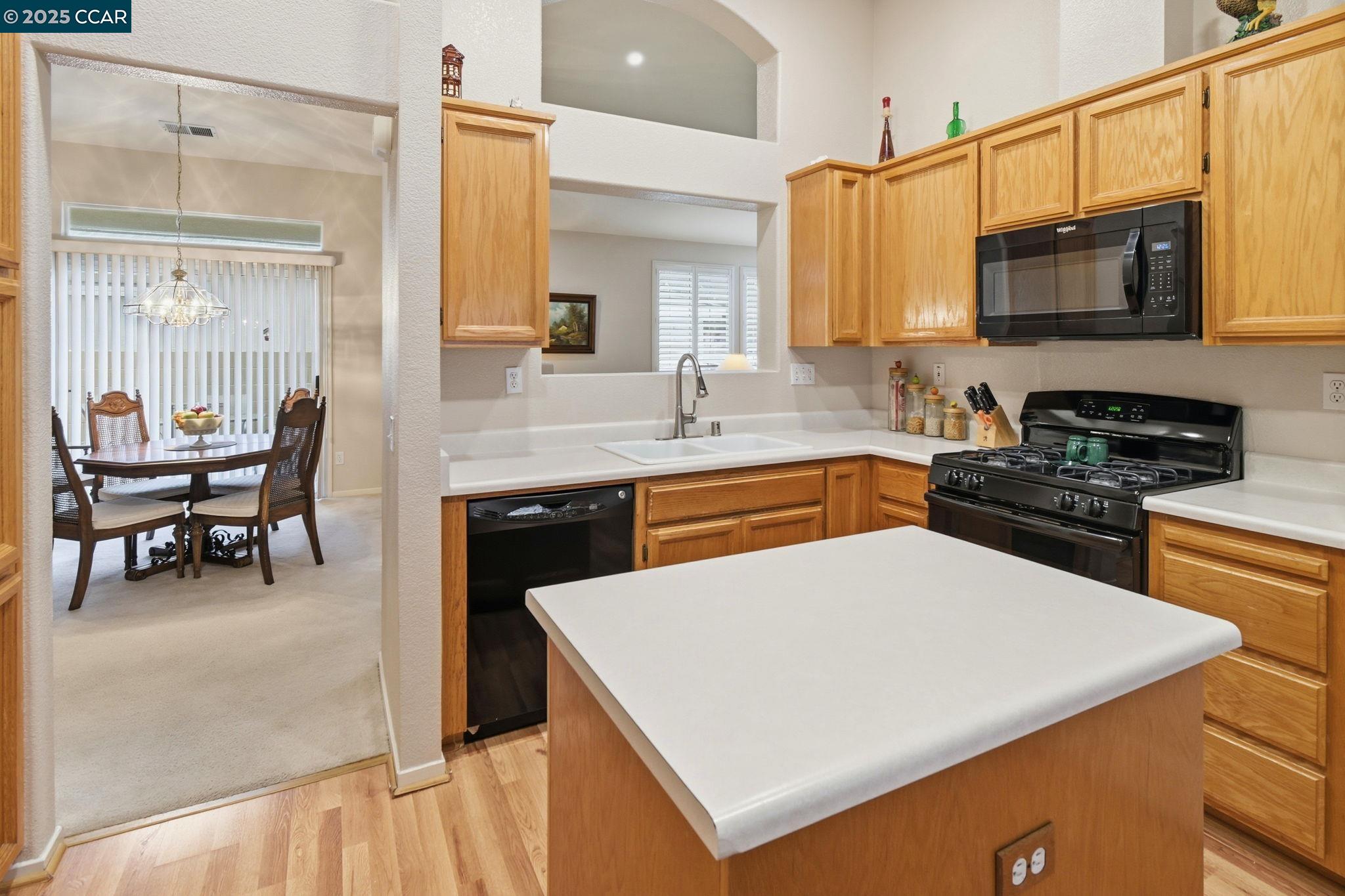 Detail Gallery Image 12 of 39 For 443 Mandarin Cir, Vacaville,  CA 95687 - 2 Beds | 2 Baths
