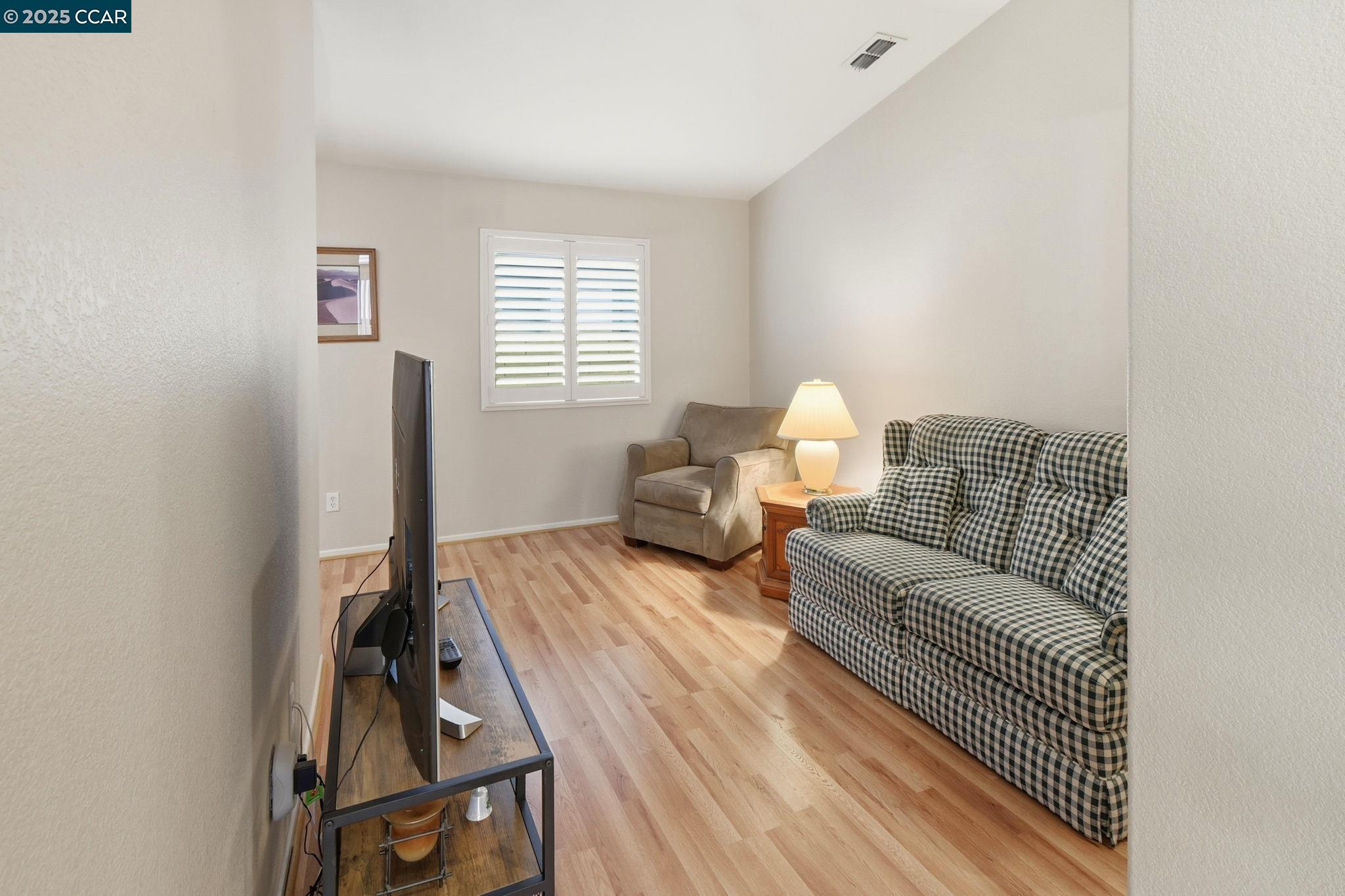 Detail Gallery Image 8 of 39 For 443 Mandarin Cir, Vacaville,  CA 95687 - 2 Beds | 2 Baths