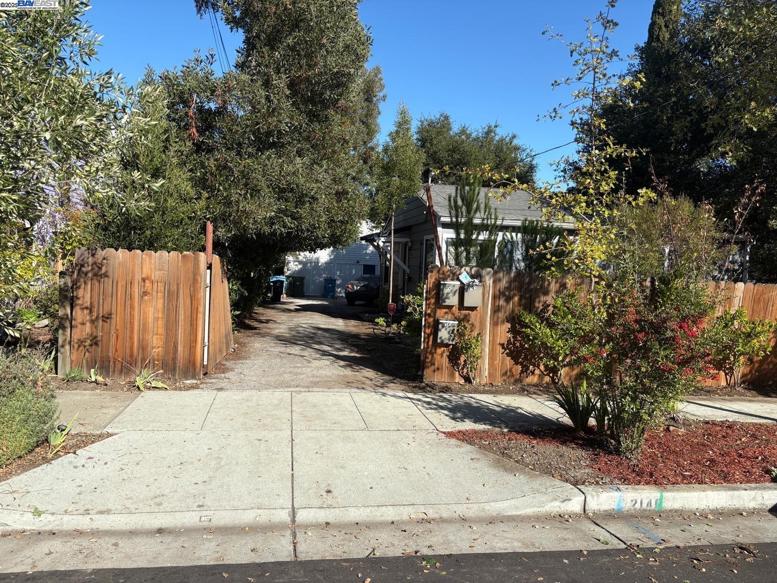 Detail Gallery Image 11 of 20 For 2145 Columbia St, Palo Alto,  CA 94306 - 4 Beds | 3 Baths