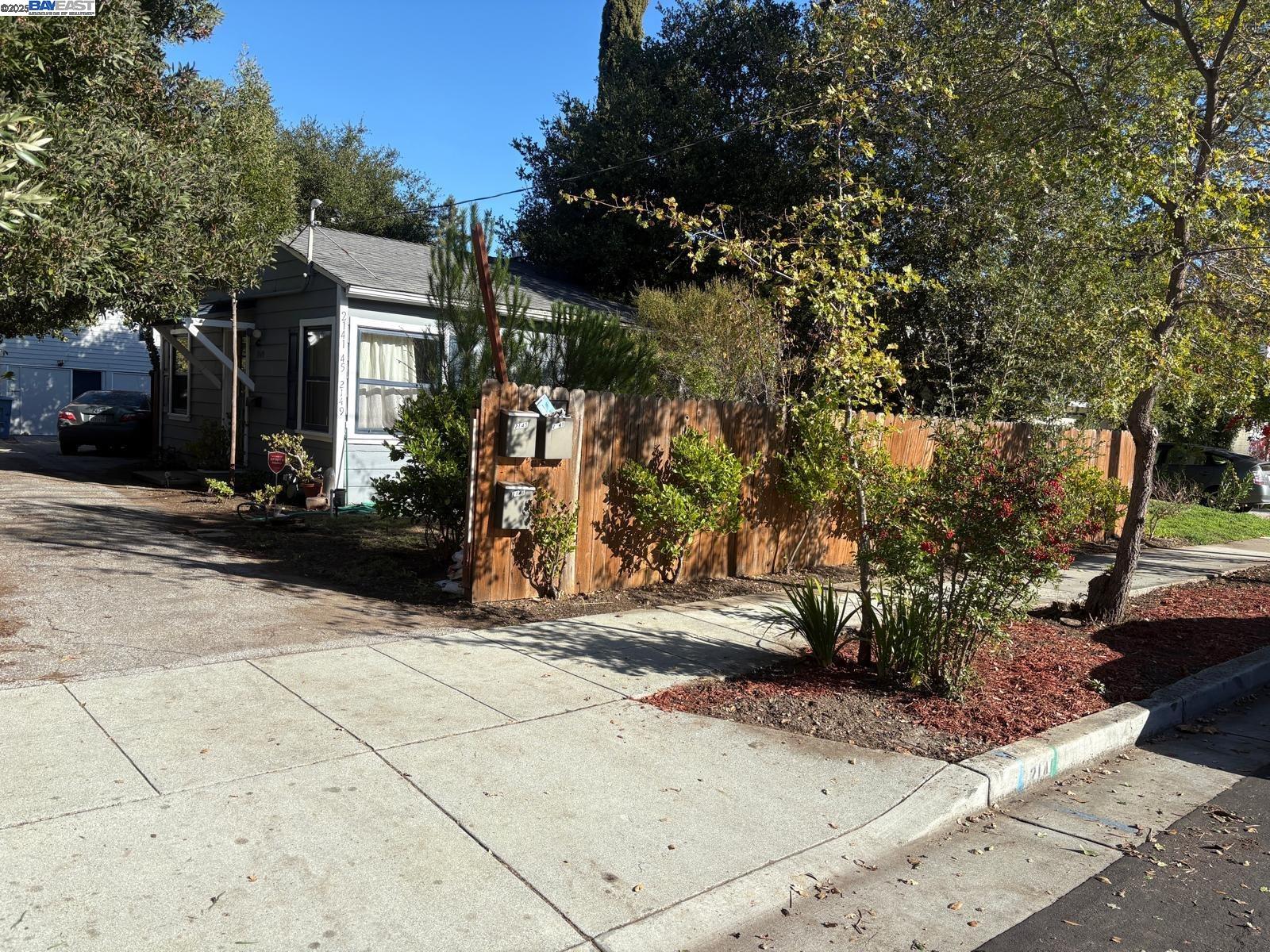 Detail Gallery Image 12 of 20 For 2145 Columbia St, Palo Alto,  CA 94306 - 4 Beds | 3 Baths