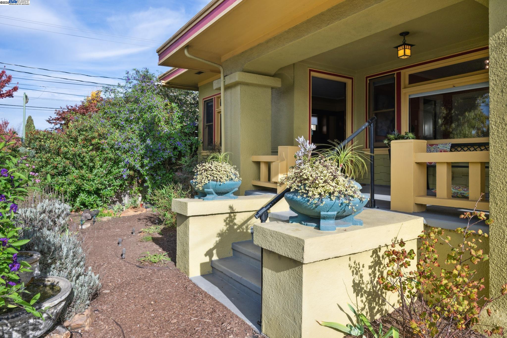 Detail Gallery Image 3 of 56 For 1542 Broadway, Alameda,  CA 94501 - 3 Beds | 1/1 Baths