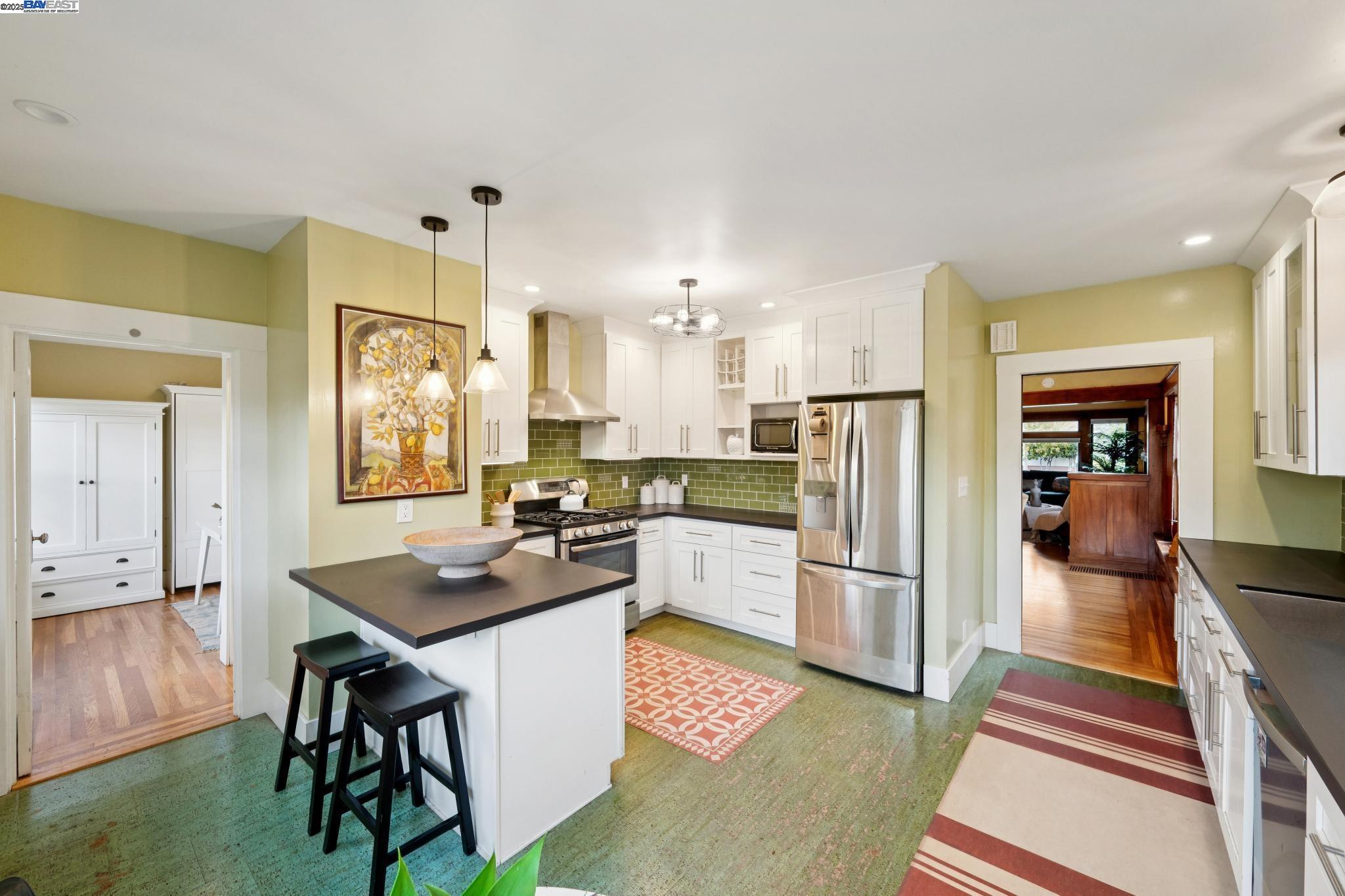 Detail Gallery Image 22 of 56 For 1542 Broadway, Alameda,  CA 94501 - 3 Beds | 1/1 Baths