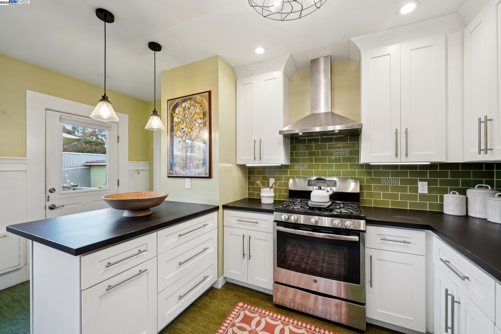 Detail Gallery Image 24 of 56 For 1542 Broadway, Alameda,  CA 94501 - 3 Beds | 1/1 Baths