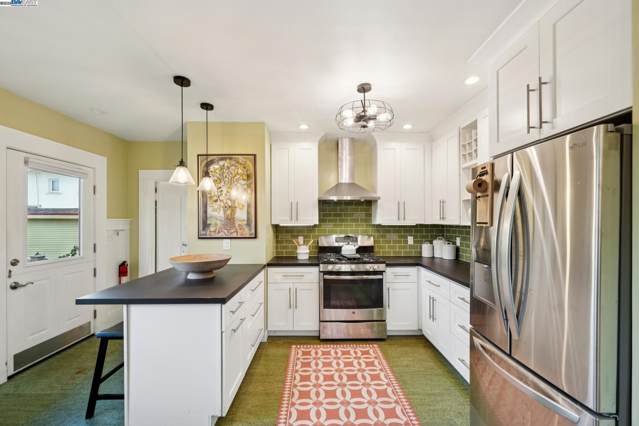 Detail Gallery Image 25 of 56 For 1542 Broadway, Alameda,  CA 94501 - 3 Beds | 1/1 Baths