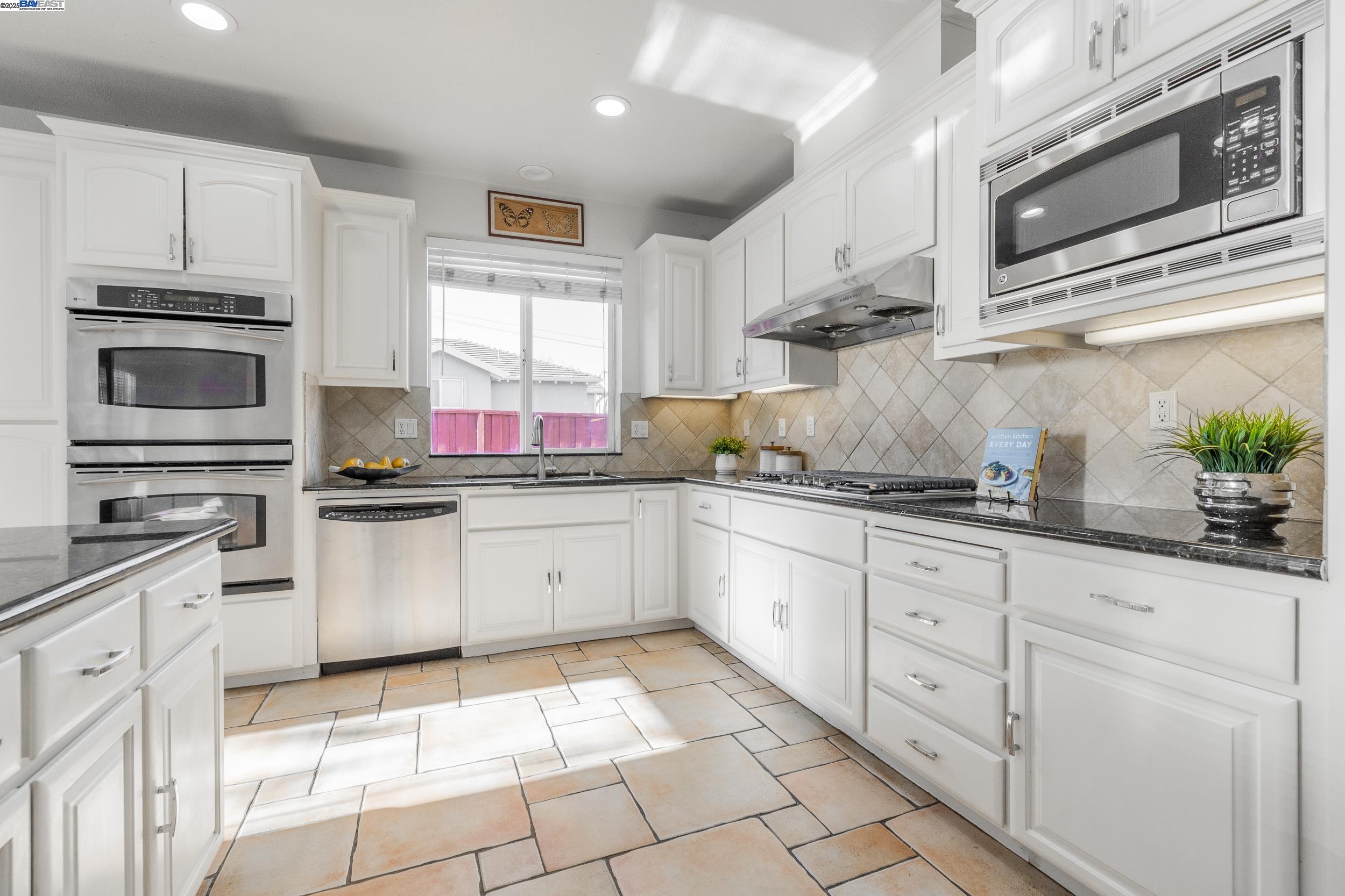 Detail Gallery Image 7 of 48 For 3109 Vista Ln, Hayward,  CA 94541 - 6 Beds | 3 Baths