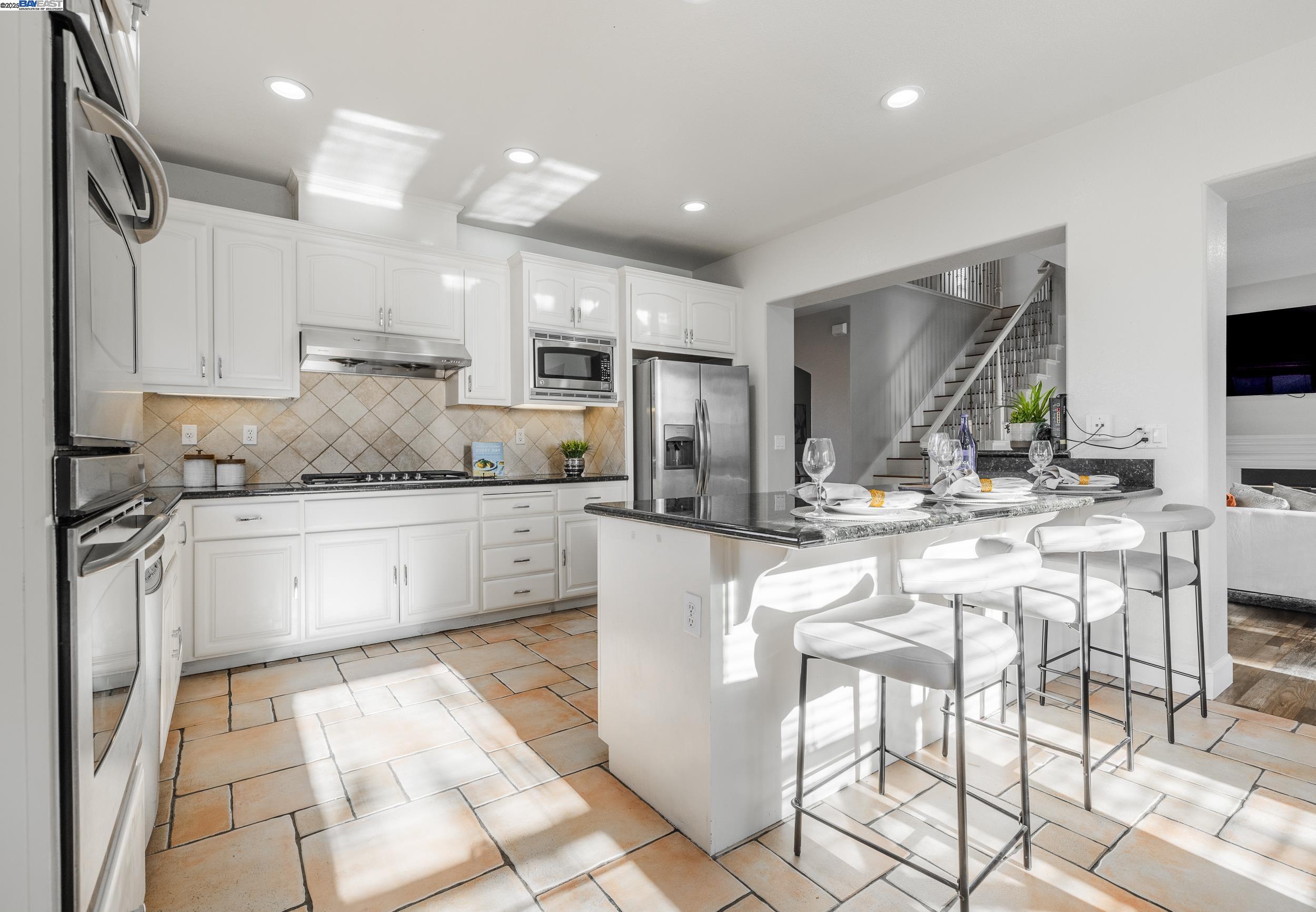 Detail Gallery Image 9 of 48 For 3109 Vista Ln, Hayward,  CA 94541 - 6 Beds | 3 Baths