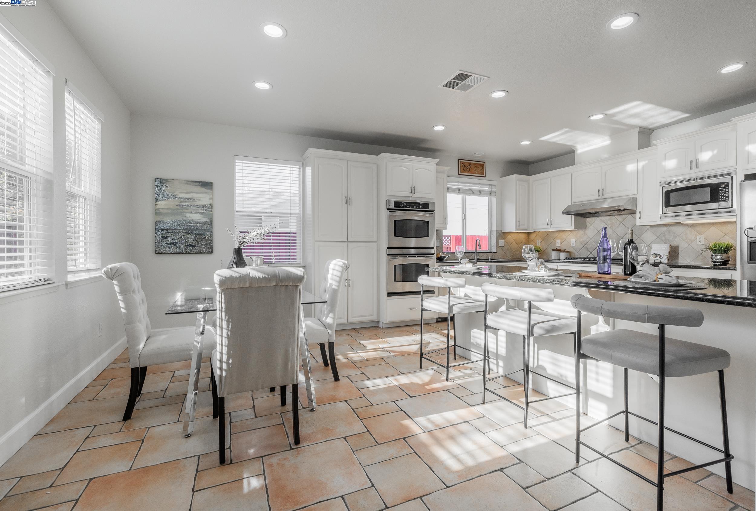 Detail Gallery Image 10 of 48 For 3109 Vista Ln, Hayward,  CA 94541 - 6 Beds | 3 Baths