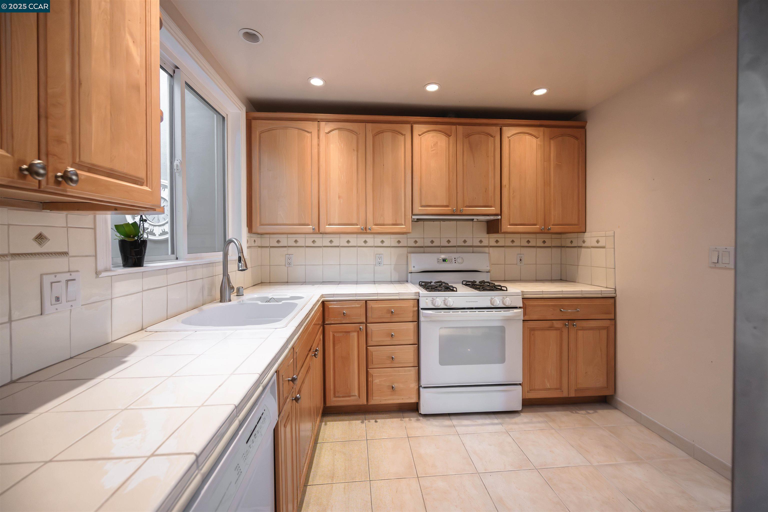 Detail Gallery Image 11 of 44 For 2624 Ortega Street, San Francisco,  CA 94122 - 2 Beds | 1 Baths