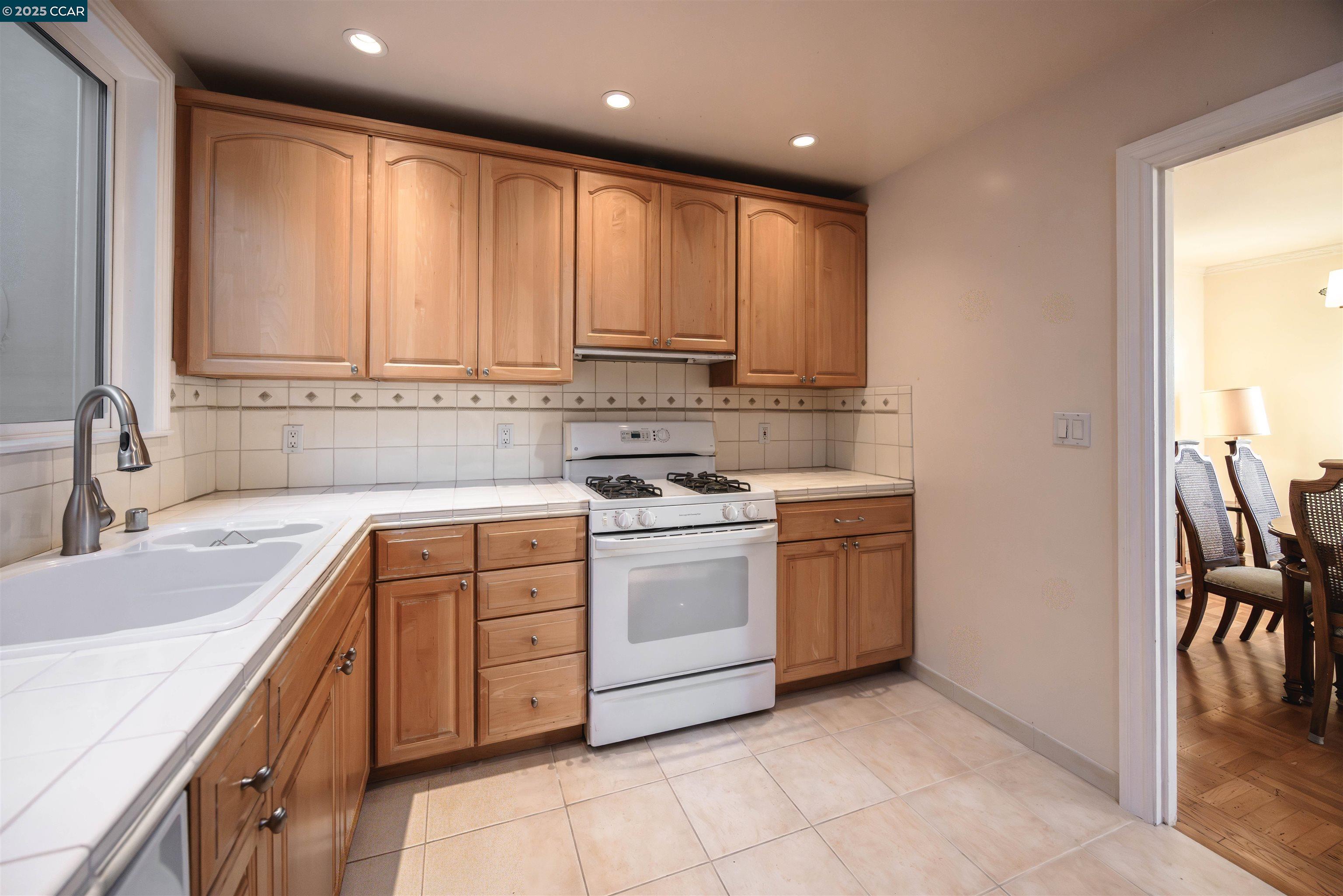 Detail Gallery Image 12 of 44 For 2624 Ortega Street, San Francisco,  CA 94122 - 2 Beds | 1 Baths