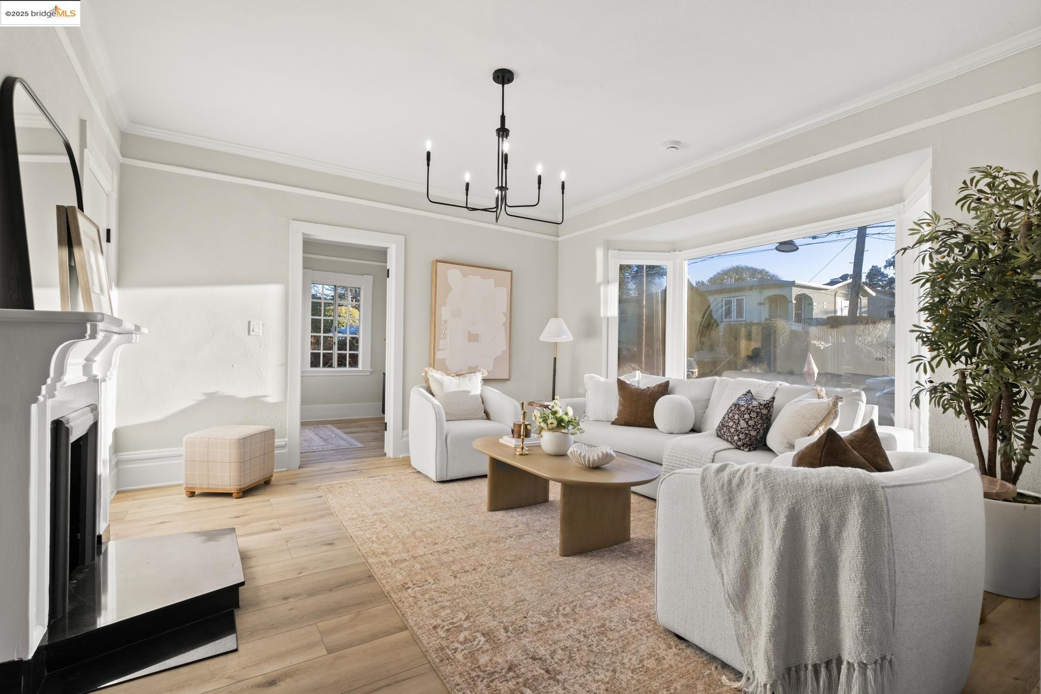 Detail Gallery Image 2 of 48 For 2050 E 30th St, Oakland,  CA 94606 - 7 Beds | 5 Baths