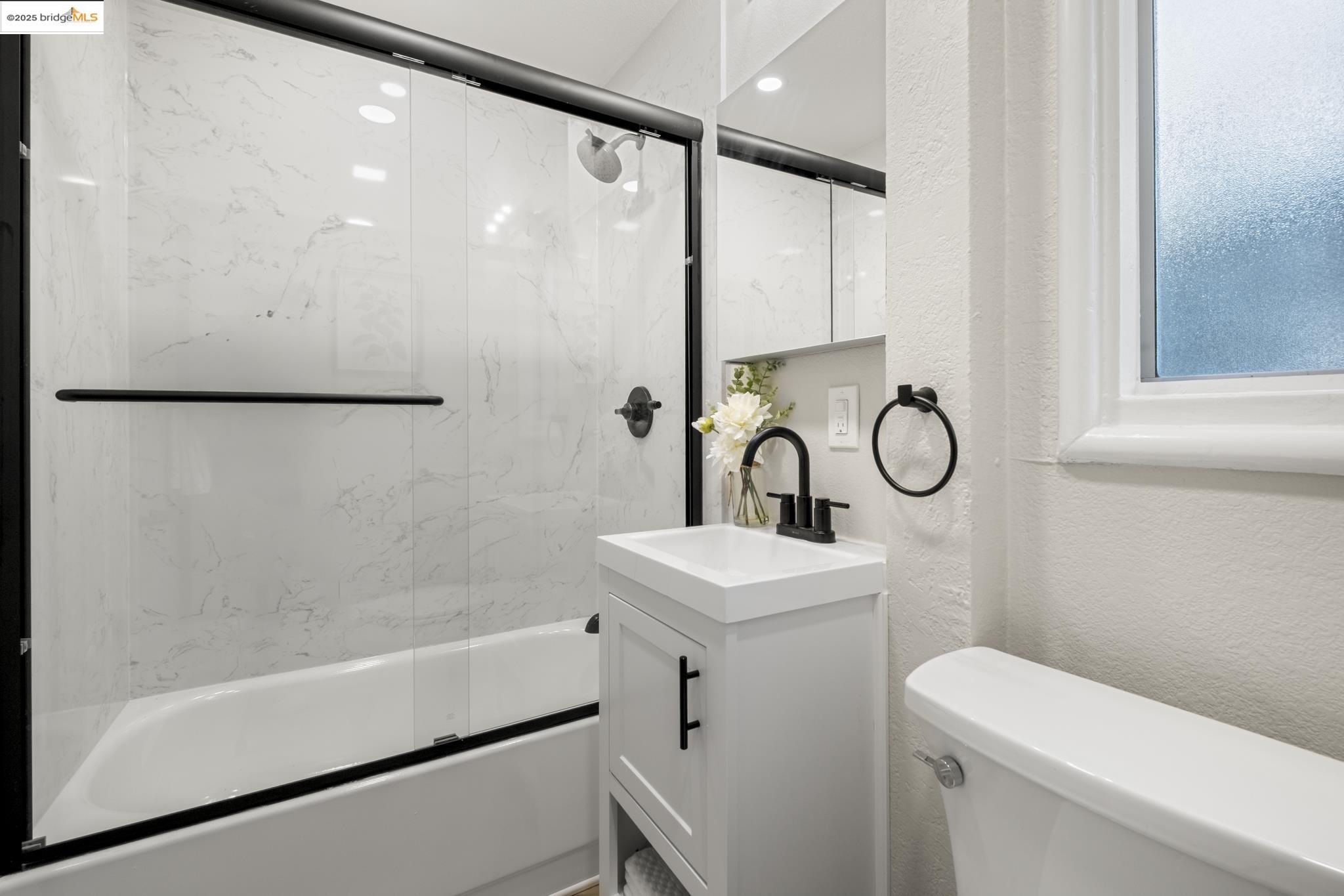 Detail Gallery Image 21 of 48 For 2050 E 30th St, Oakland,  CA 94606 - 7 Beds | 5 Baths