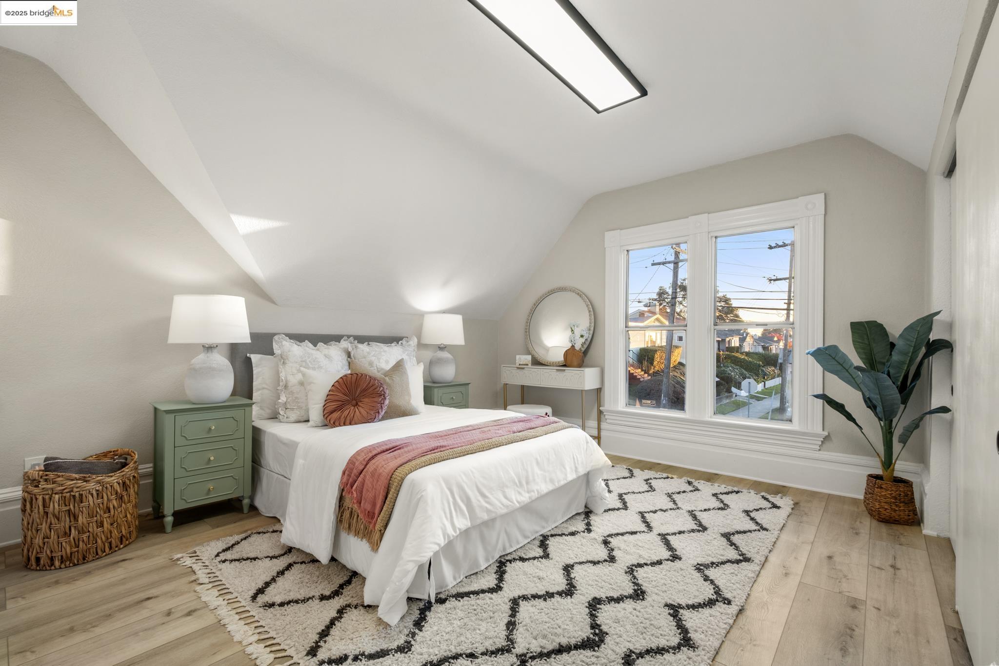 Detail Gallery Image 28 of 48 For 2050 E 30th St, Oakland,  CA 94606 - 7 Beds | 5 Baths