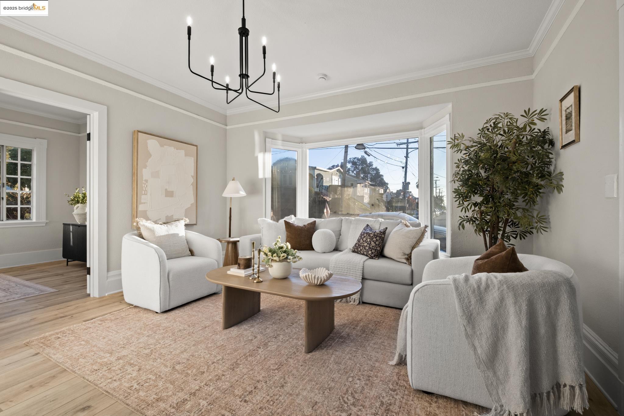 Detail Gallery Image 4 of 48 For 2050 E 30th St, Oakland,  CA 94606 - 7 Beds | 5 Baths