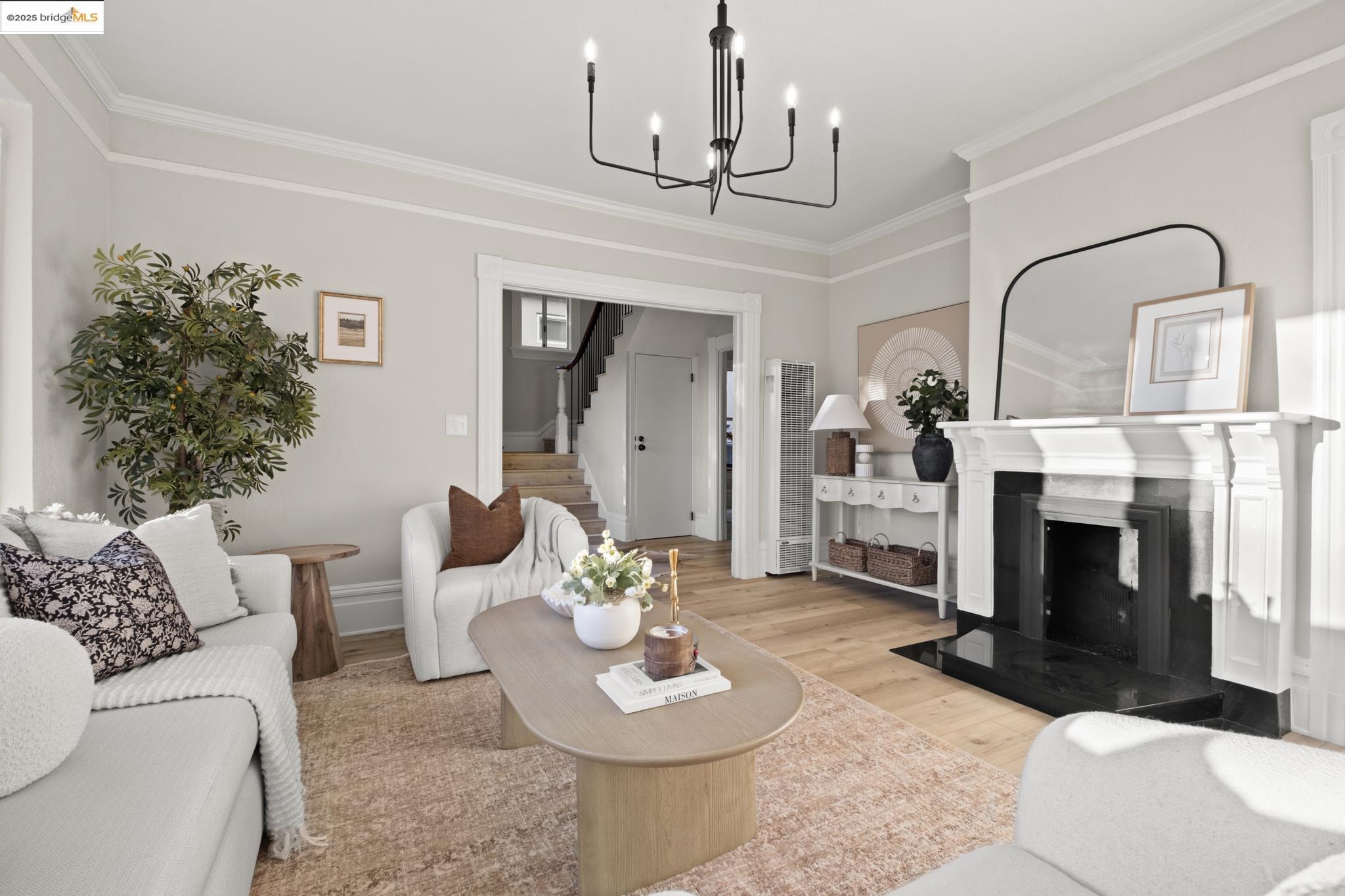 Detail Gallery Image 5 of 48 For 2050 E 30th St, Oakland,  CA 94606 - 7 Beds | 5 Baths