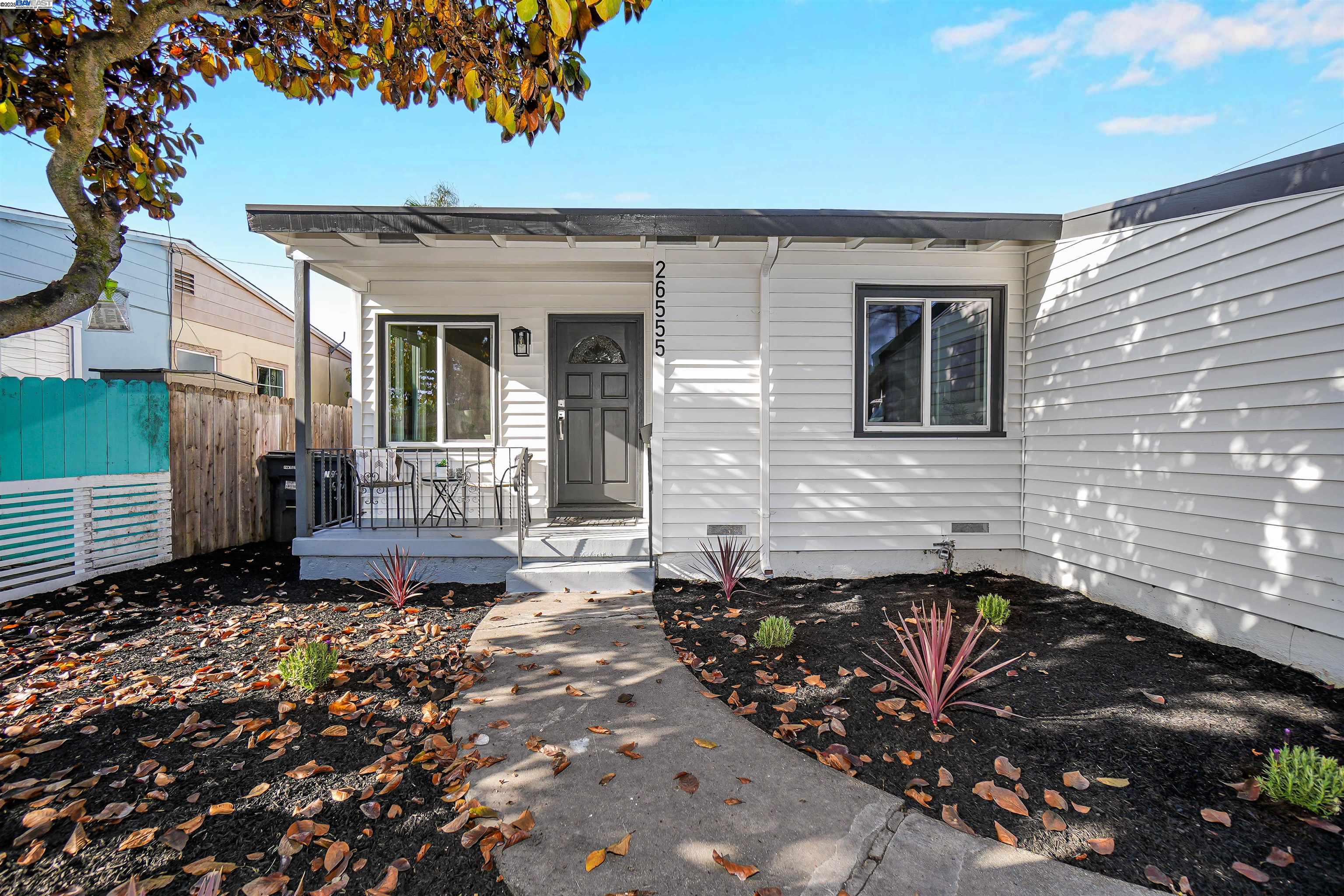 Detail Gallery Image 6 of 58 For 26555 Underwood Ave, Hayward,  CA 94544 - 5 Beds | 3 Baths