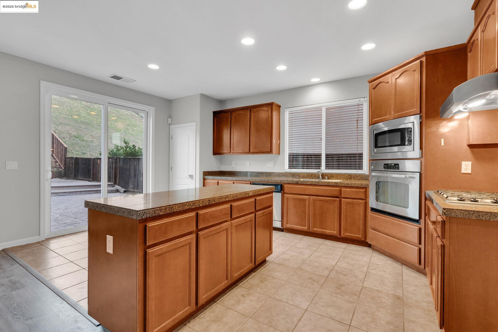 Detail Gallery Image 7 of 52 For 3546 Mallard Way, Antioch,  CA 94509 - 5 Beds | 4 Baths