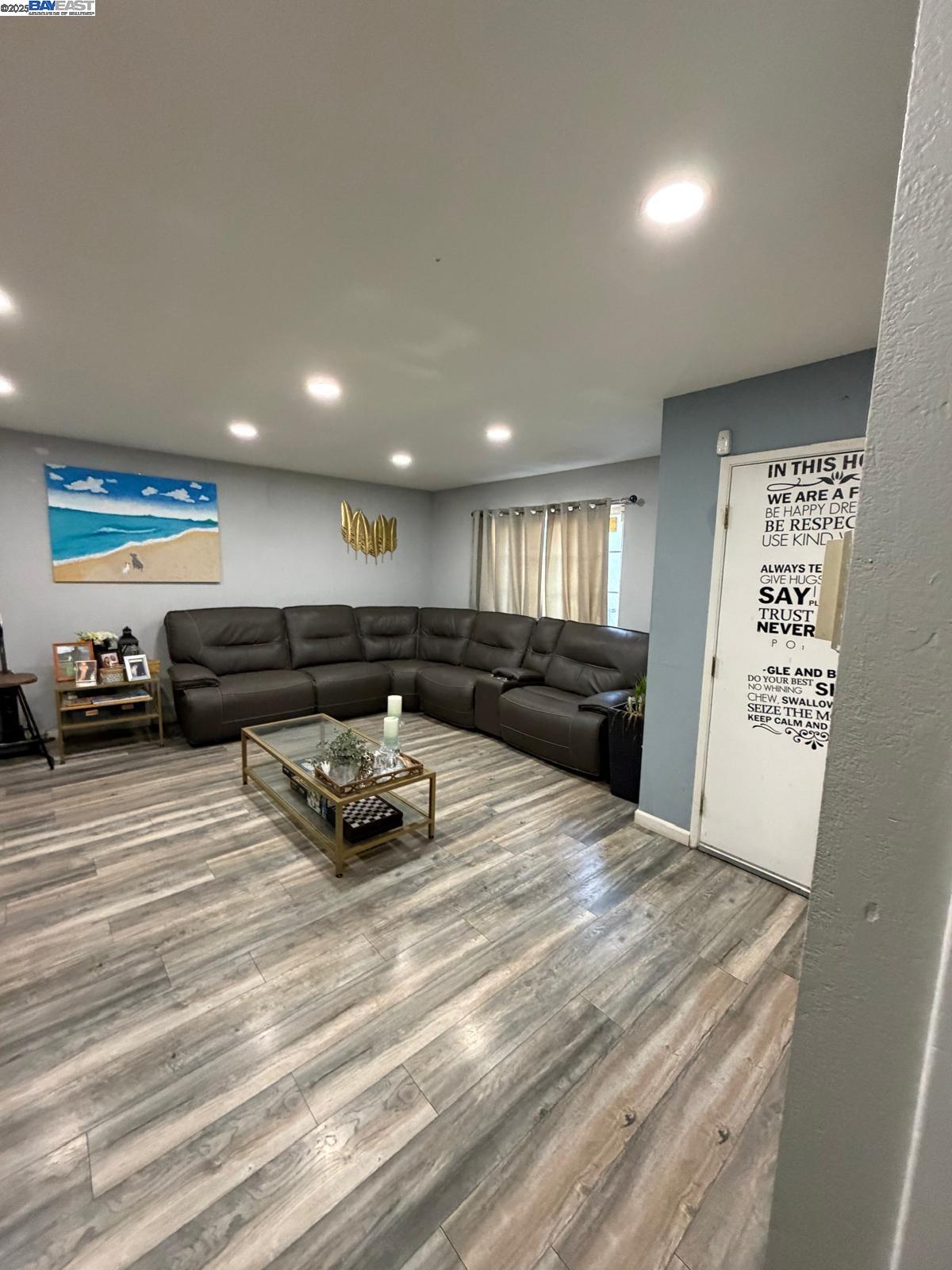 Detail Gallery Image 2 of 20 For 250 S 47th St, Richmond,  CA 94804 - 3 Beds | 2/1 Baths