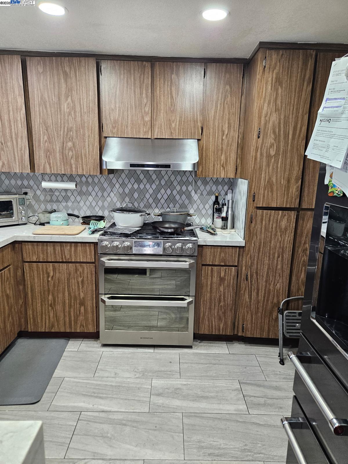 Detail Gallery Image 3 of 20 For 250 S 47th St, Richmond,  CA 94804 - 3 Beds | 2/1 Baths