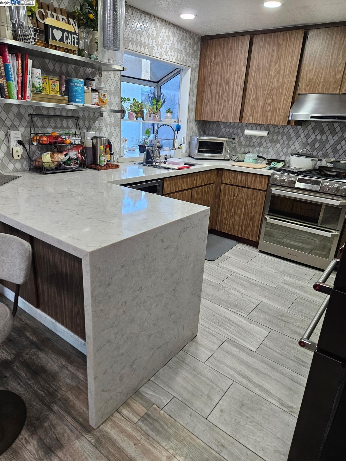 Detail Gallery Image 4 of 20 For 250 S 47th St, Richmond,  CA 94804 - 3 Beds | 2/1 Baths