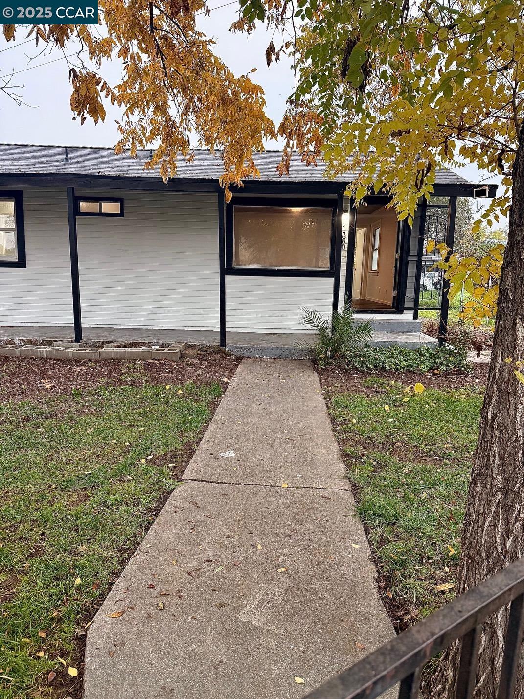 Detail Gallery Image 3 of 8 For 1360 Sonoma Ave, Sacramento,  CA 95815 - 2 Beds | 1 Baths