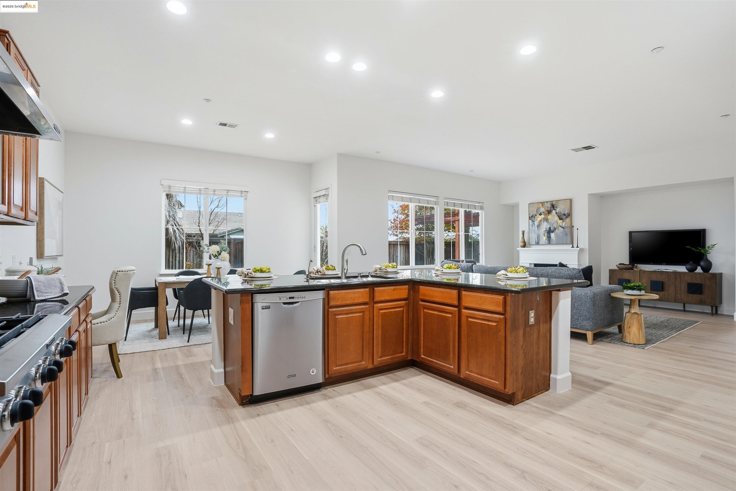 Detail Gallery Image 13 of 44 For 2910 Mesa Oak Ct, Brentwood,  CA 94513 - 5 Beds | 3 Baths