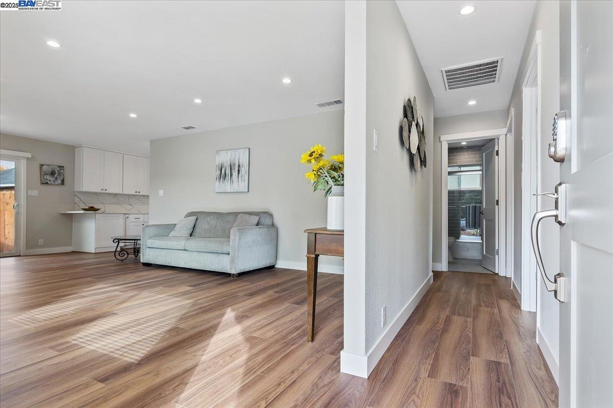 Detail Gallery Image 4 of 25 For 1154 Tilson Dr, Concord,  CA 94520-4215 - 3 Beds | 1 Baths