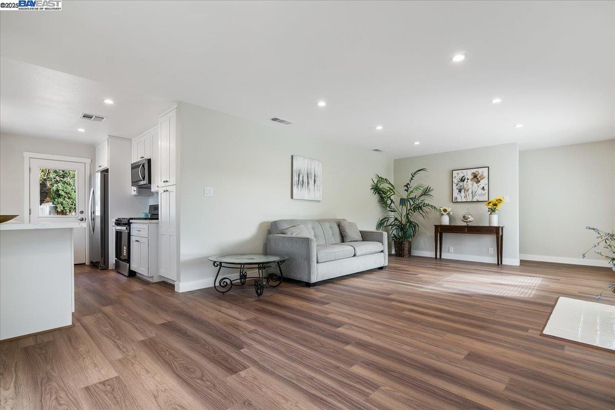 Detail Gallery Image 7 of 25 For 1154 Tilson Dr, Concord,  CA 94520-4215 - 3 Beds | 1 Baths