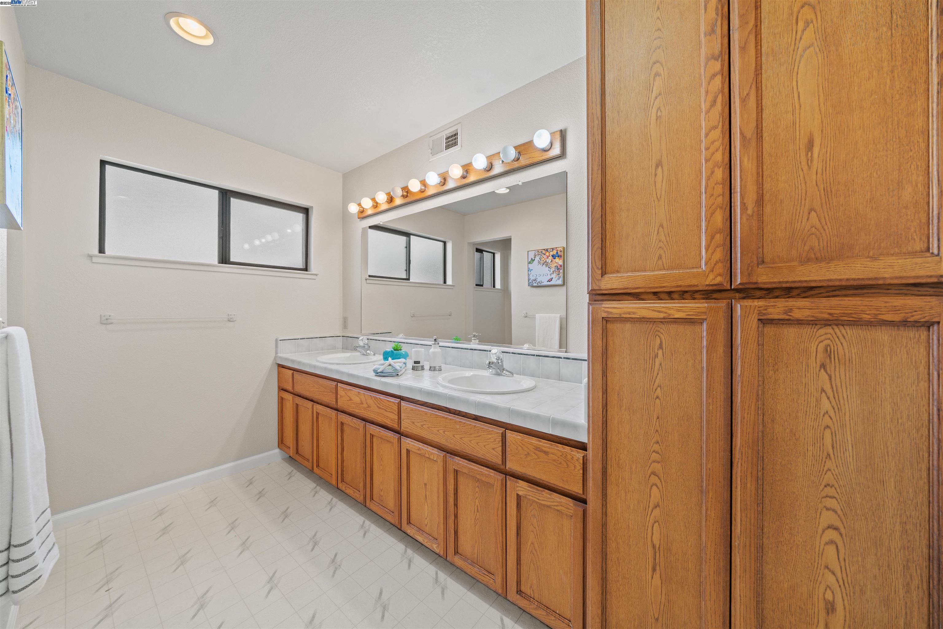 Detail Gallery Image 21 of 48 For 3393 Sutton Loop, Fremont,  CA 94536 - 4 Beds | 3 Baths