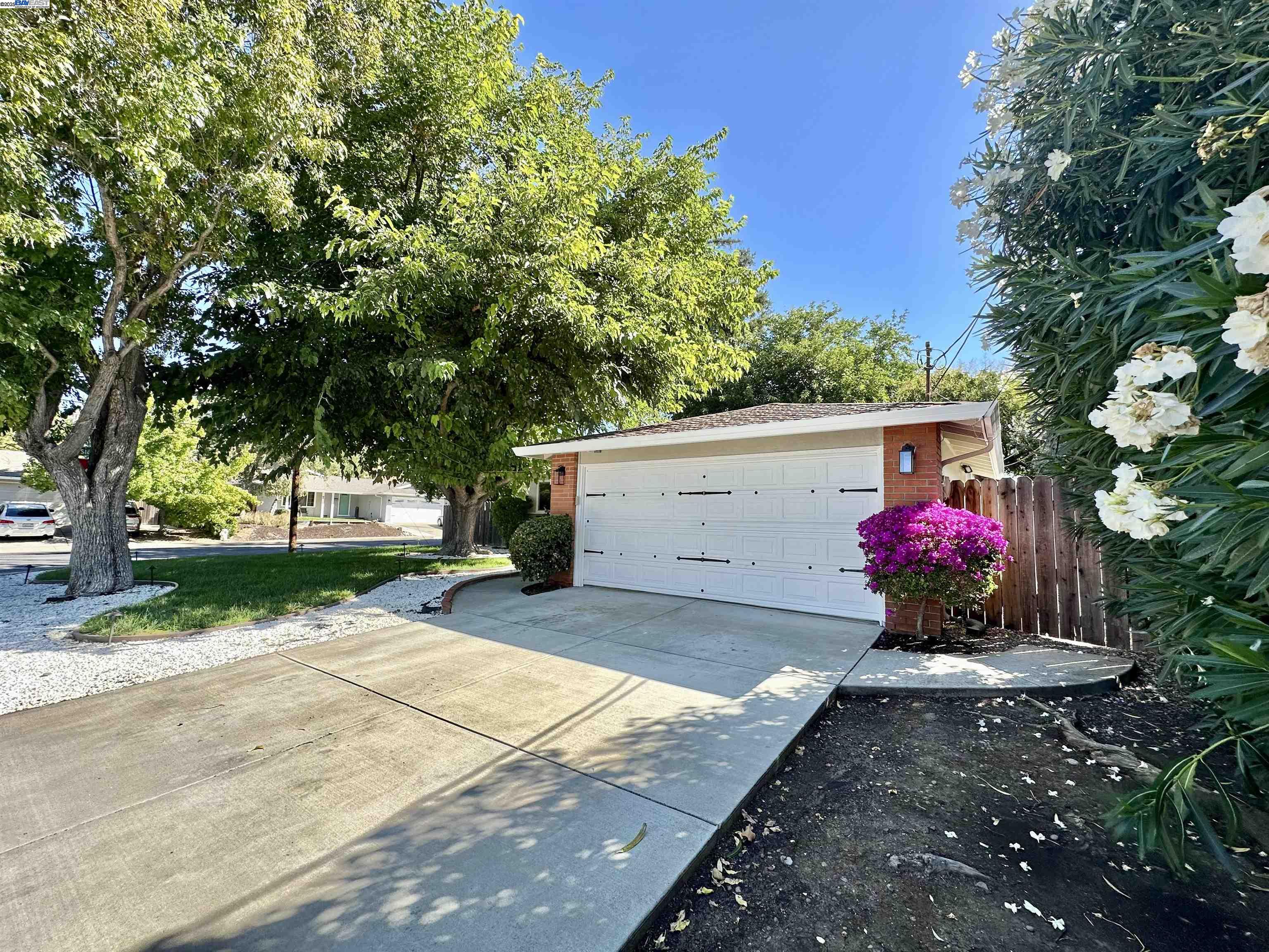 Detail Gallery Image 3 of 42 For 1243 Missouri Dr, Concord,  CA 94521 - 4 Beds | 2 Baths