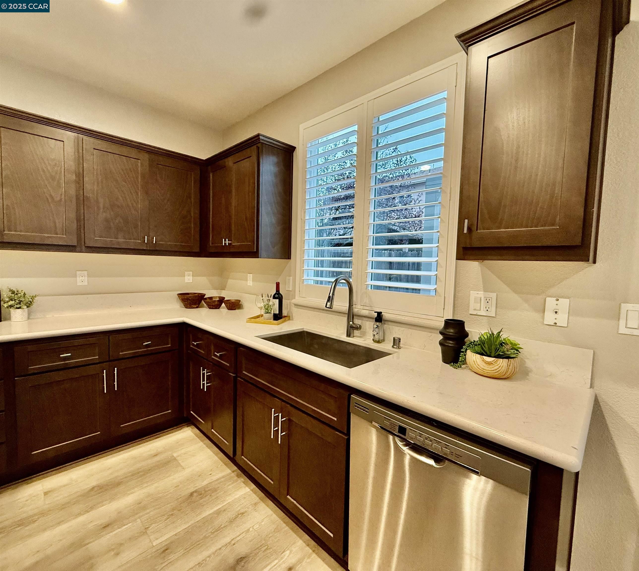 Detail Gallery Image 11 of 44 For 2209 Sunny Island Ct, Modesto,  CA 95355 - 3 Beds | 3 Baths