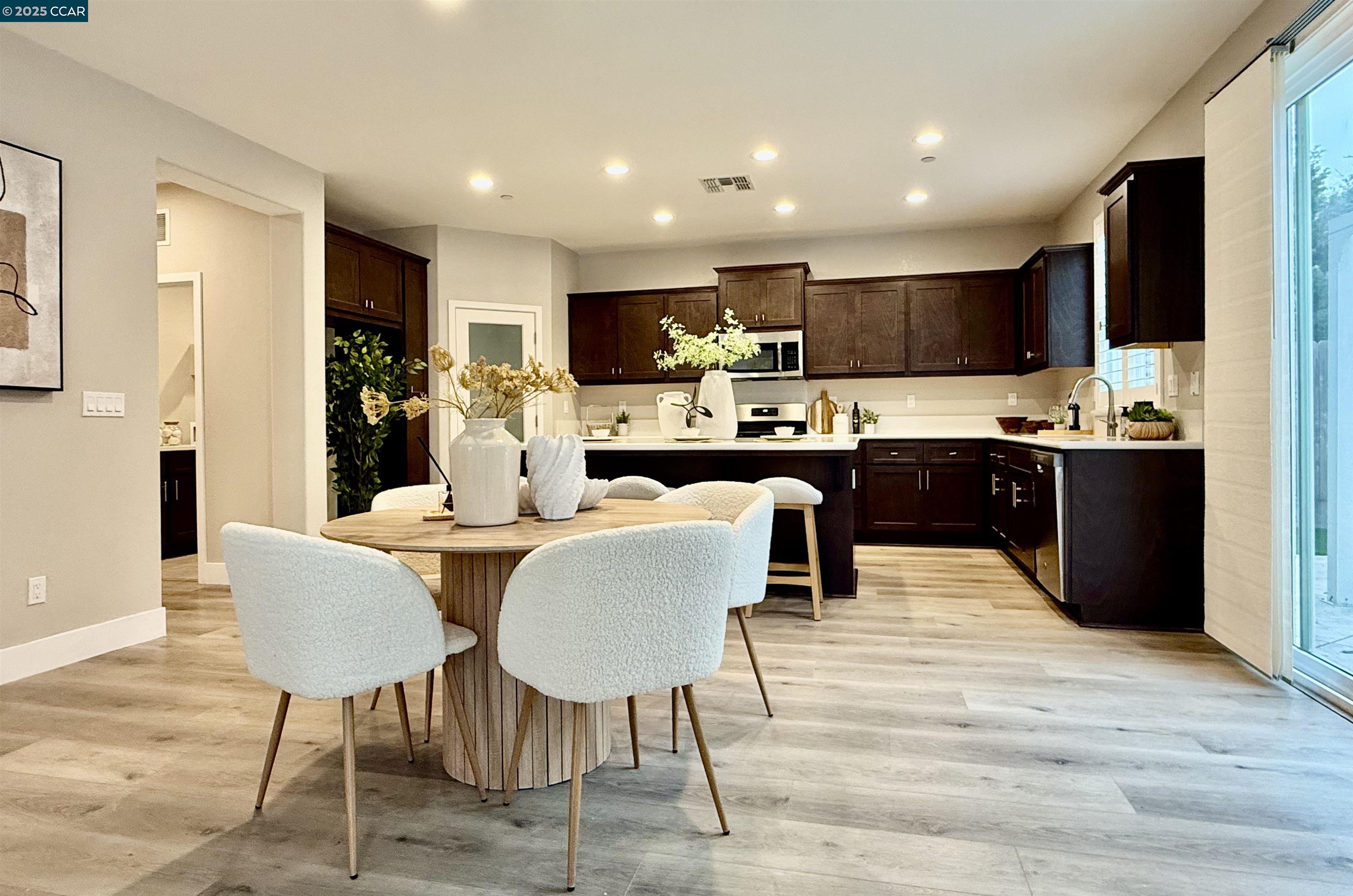 Detail Gallery Image 4 of 44 For 2209 Sunny Island Ct, Modesto,  CA 95355 - 3 Beds | 3 Baths