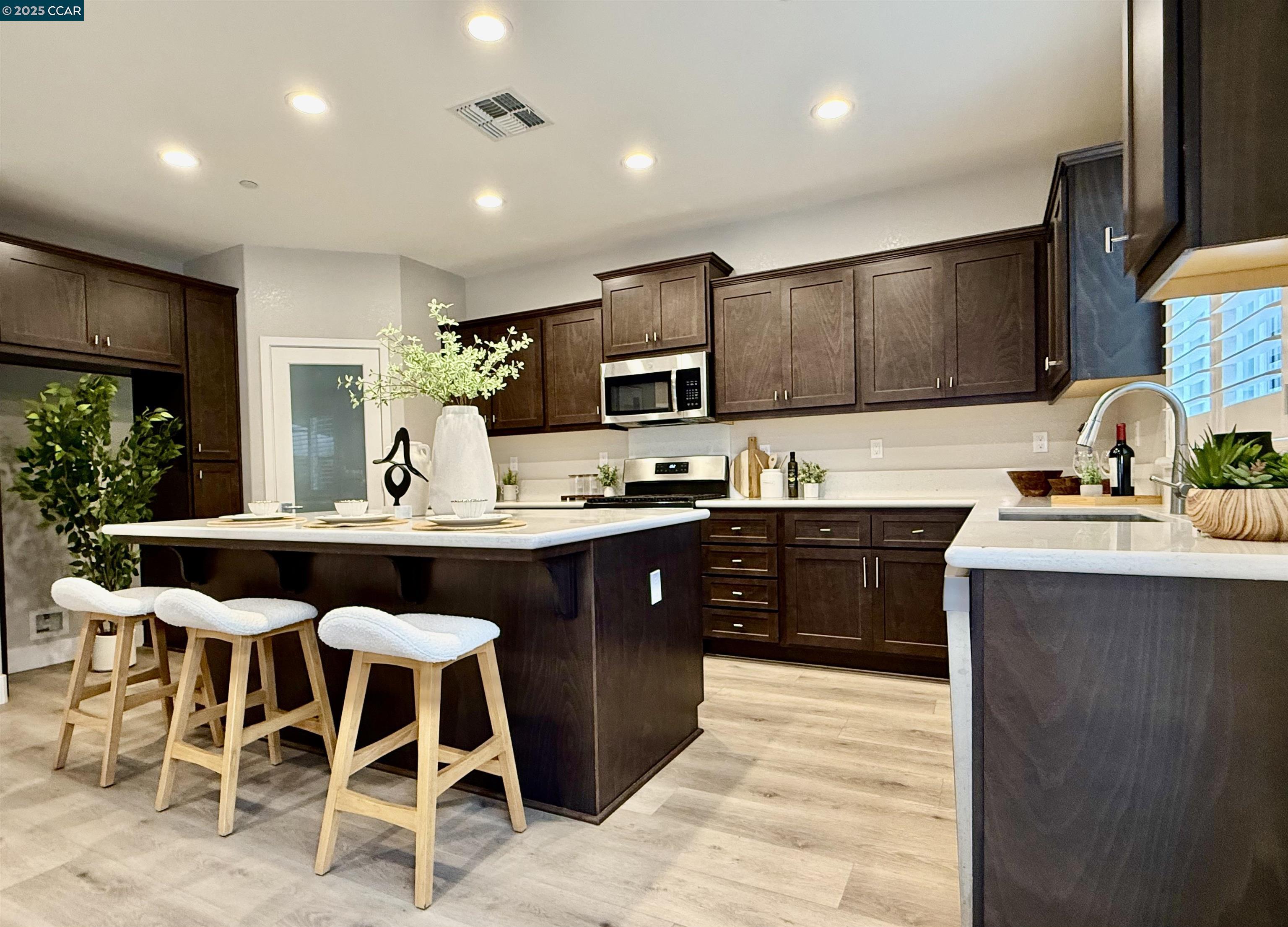 Detail Gallery Image 6 of 44 For 2209 Sunny Island Ct, Modesto,  CA 95355 - 3 Beds | 3 Baths