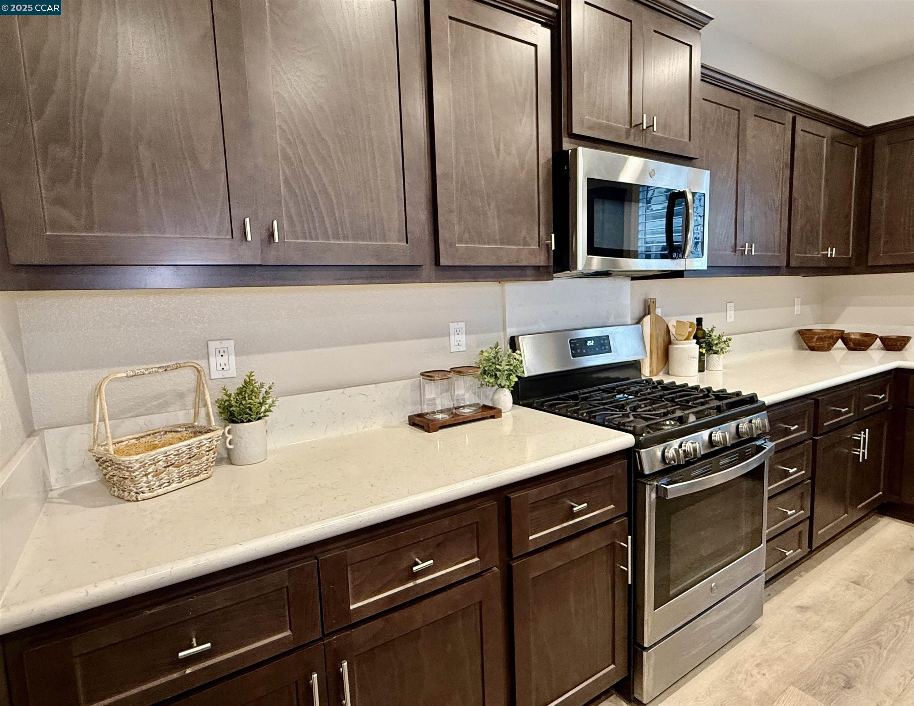 Detail Gallery Image 8 of 44 For 2209 Sunny Island Ct, Modesto,  CA 95355 - 3 Beds | 3 Baths