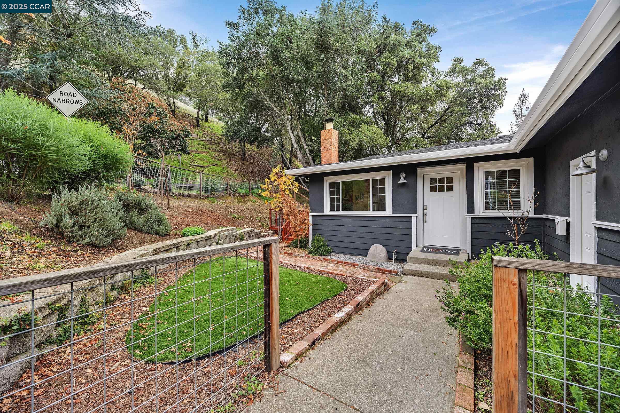 Detail Gallery Image 2 of 41 For 971 W Green St, Martinez,  CA 94553 - 4 Beds | 2 Baths