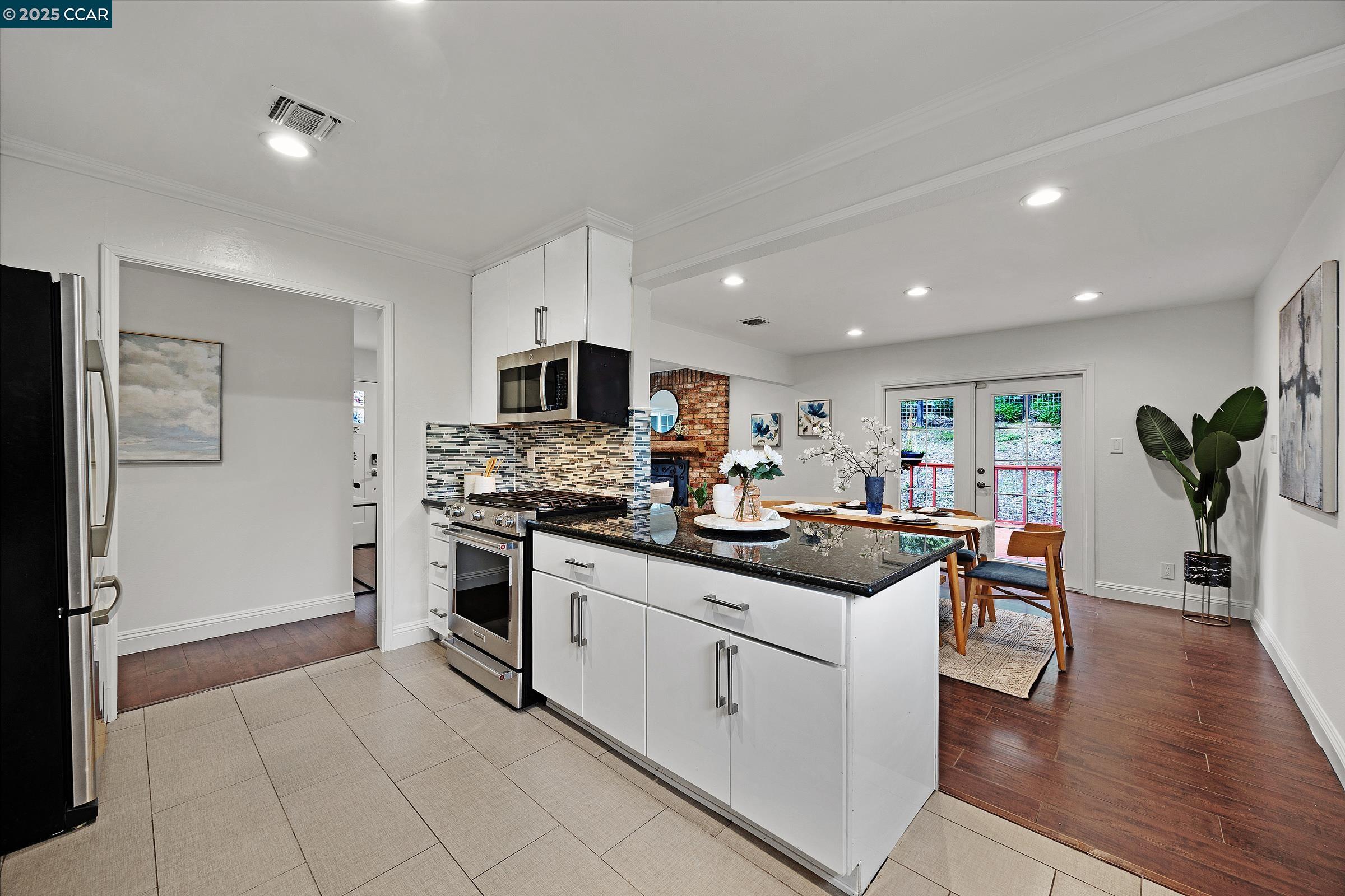 Detail Gallery Image 11 of 41 For 971 W Green St, Martinez,  CA 94553 - 4 Beds | 2 Baths