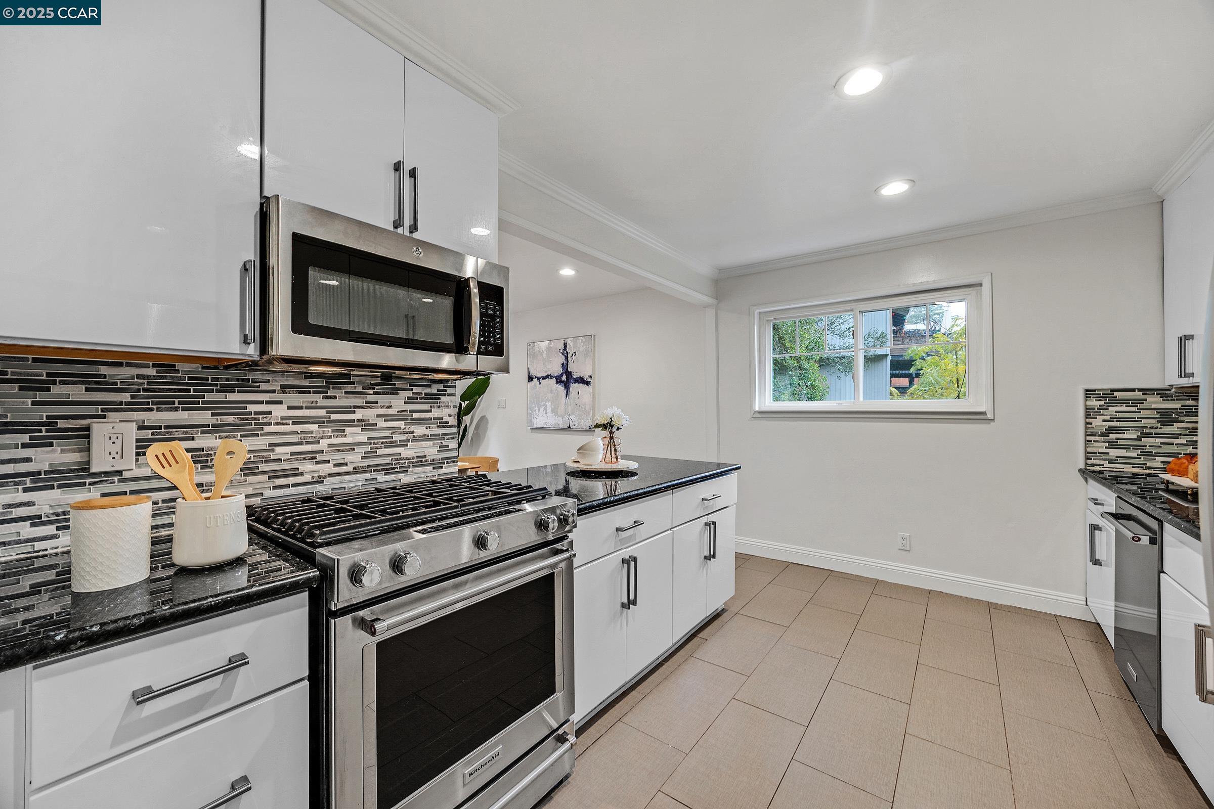 Detail Gallery Image 12 of 41 For 971 W Green St, Martinez,  CA 94553 - 4 Beds | 2 Baths