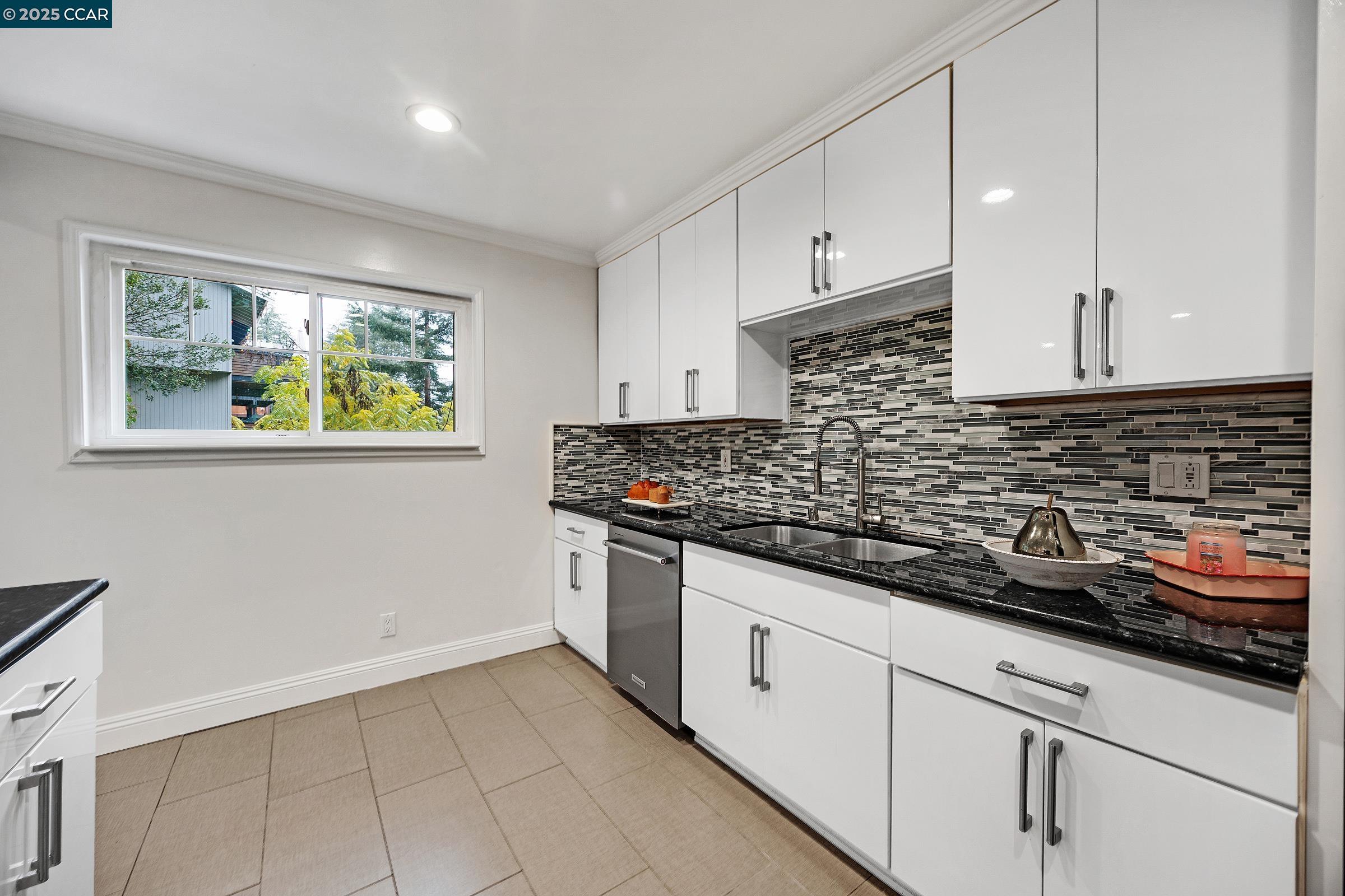 Detail Gallery Image 13 of 41 For 971 W Green St, Martinez,  CA 94553 - 4 Beds | 2 Baths