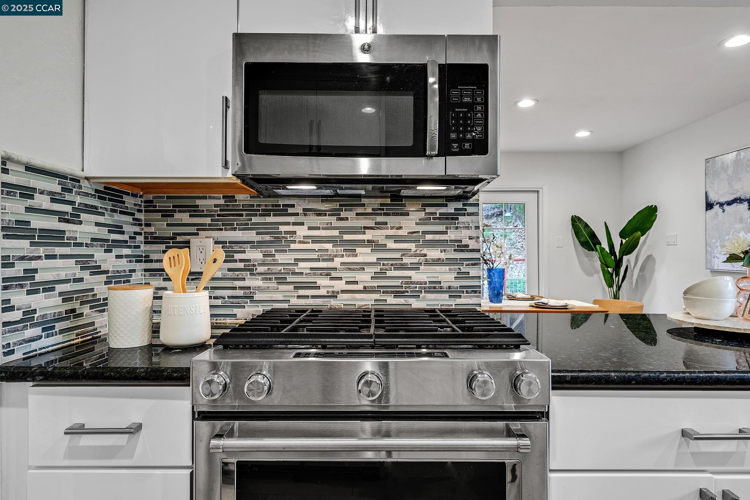 Detail Gallery Image 14 of 41 For 971 W Green St, Martinez,  CA 94553 - 4 Beds | 2 Baths