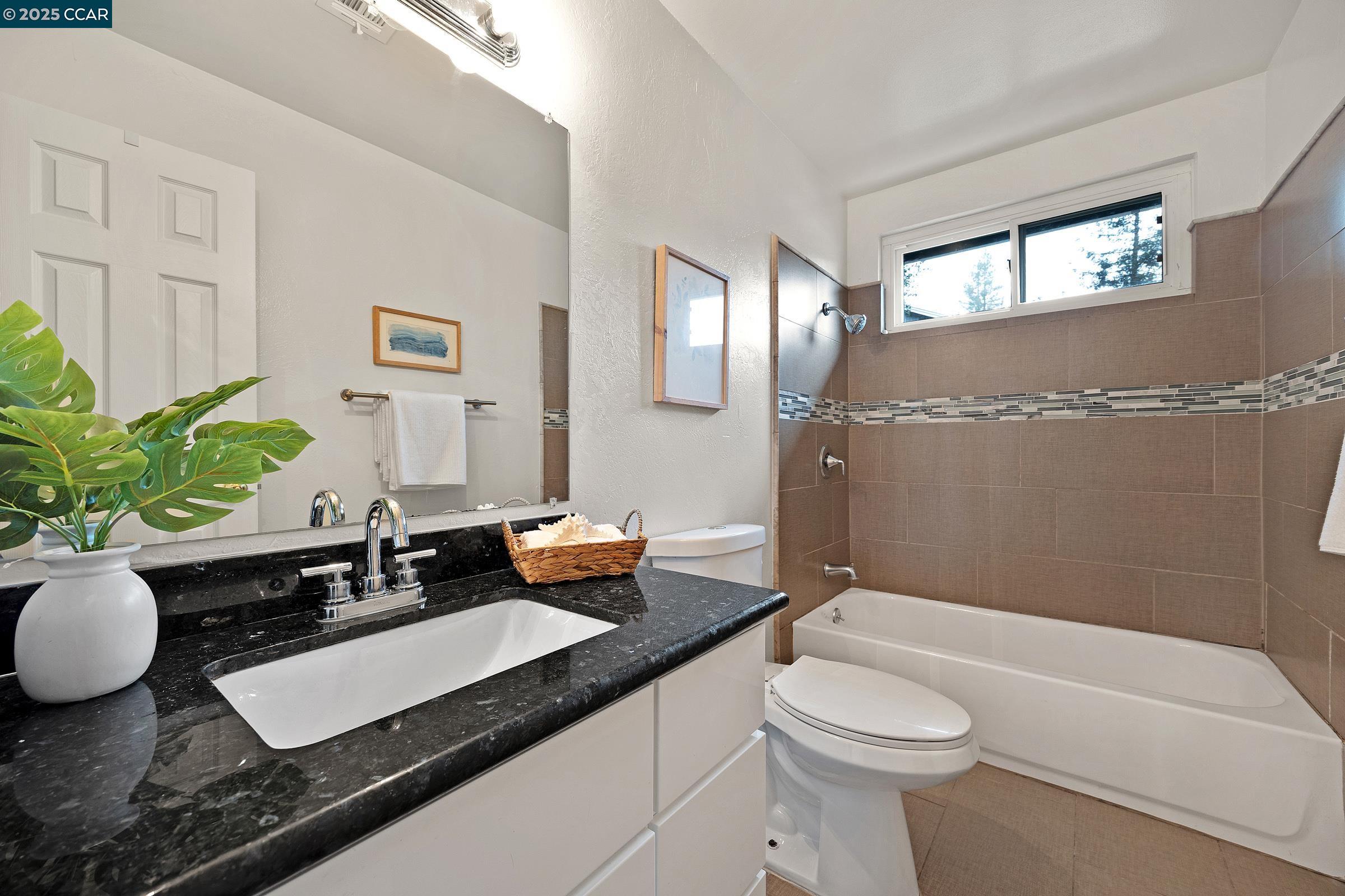 Detail Gallery Image 18 of 41 For 971 W Green St, Martinez,  CA 94553 - 4 Beds | 2 Baths