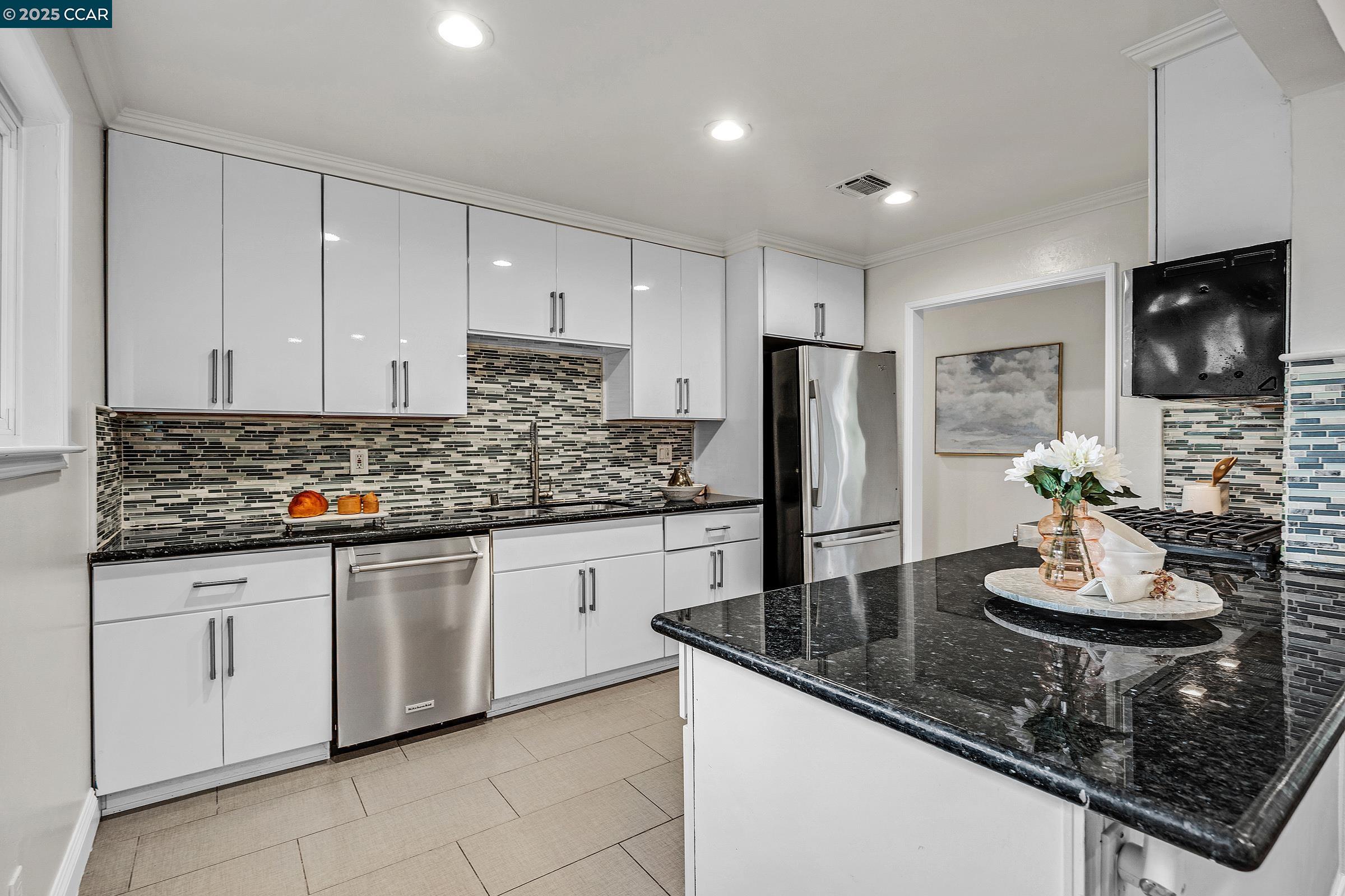 Detail Gallery Image 10 of 41 For 971 W Green St, Martinez,  CA 94553 - 4 Beds | 2 Baths