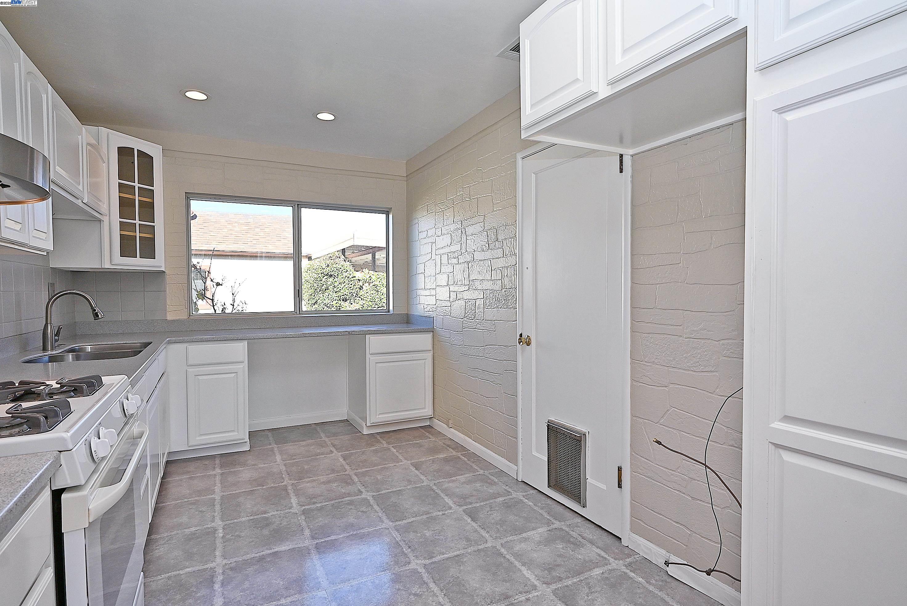 Detail Gallery Image 10 of 30 For 314 Sparling Dr, Hayward,  CA 94544 - 3 Beds | 1 Baths