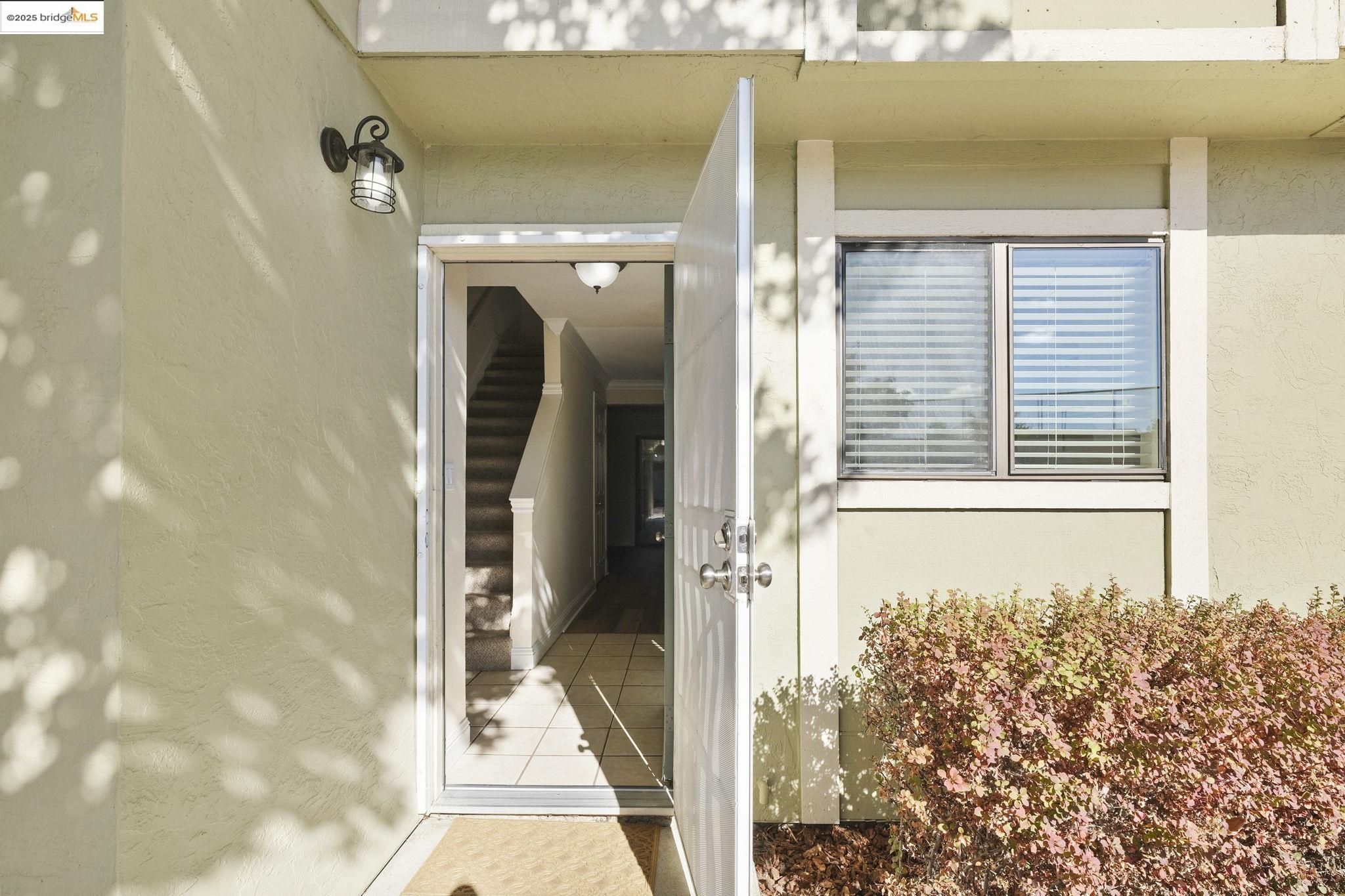Detail Gallery Image 2 of 28 For 2141 Northwood Cir #B,  Concord,  CA 94520 - 2 Beds | 2/1 Baths