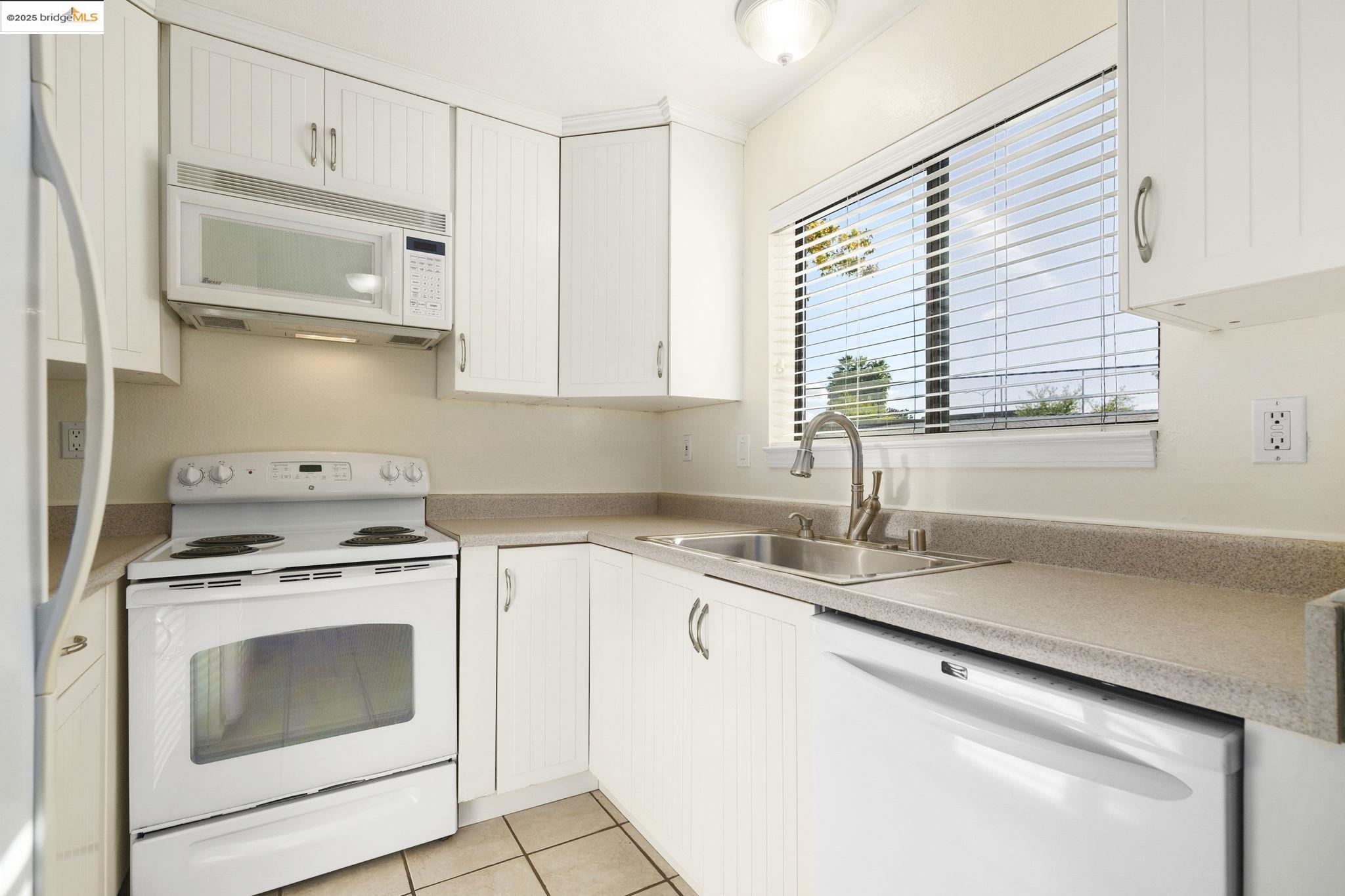 Detail Gallery Image 15 of 28 For 2141 Northwood Cir #B,  Concord,  CA 94520 - 2 Beds | 2/1 Baths